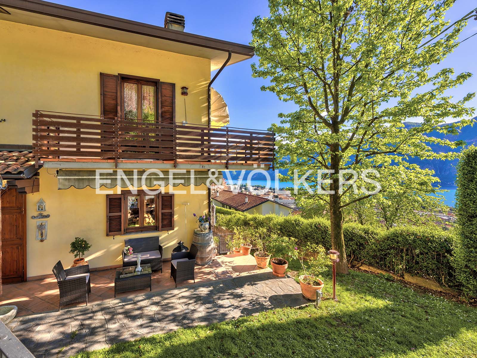 Prestigious villa with panoramic view over Lake Como