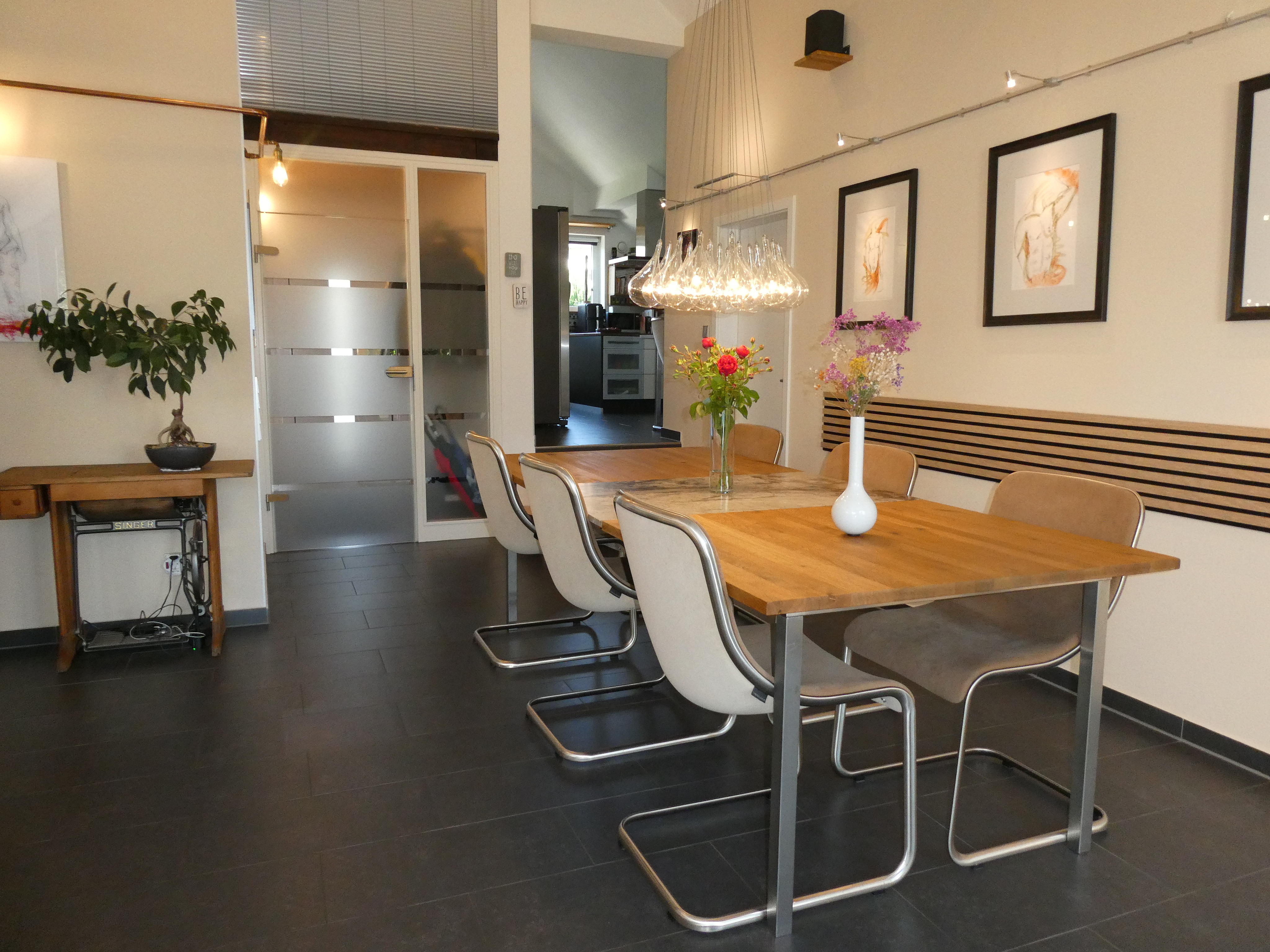 Luxuriöse Dachetage mit EBK, Balkon, Garage und Carport • Hochwertige Materialien in exklusivem Wohnraumdesign mit bester Technik