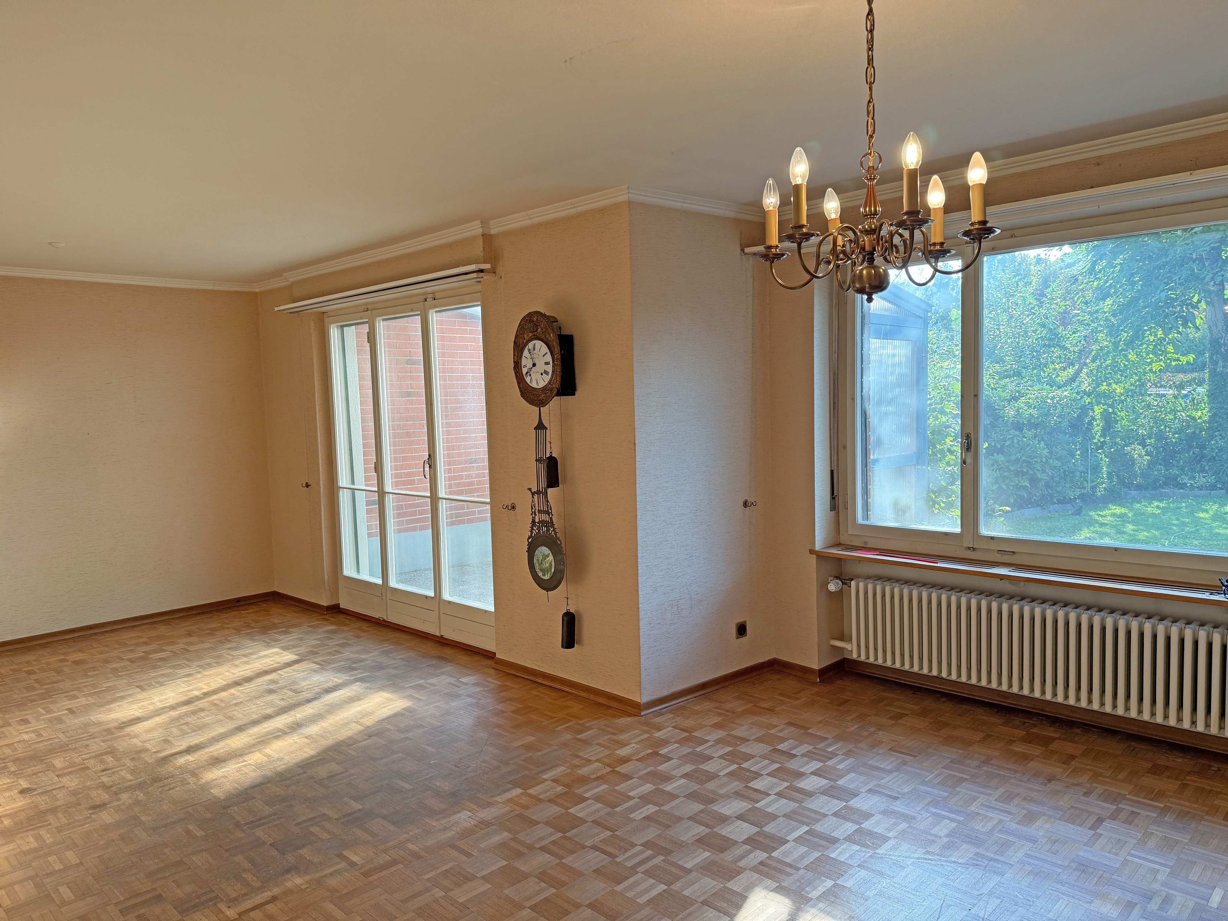 Terraced corner house with indoor pool and potential