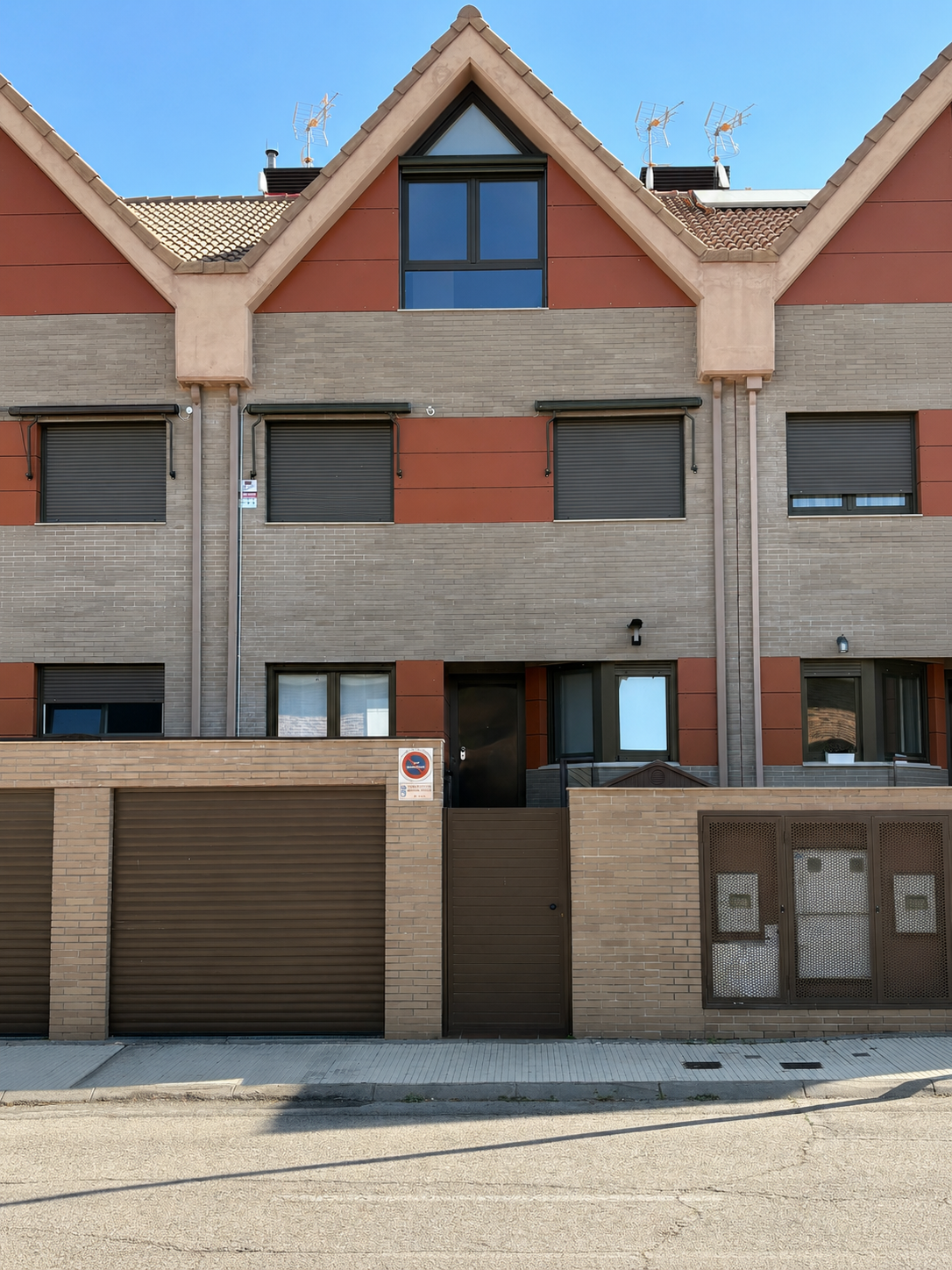 CHALET ADOSADO DE LUJO: ELEGANCIA, CONFORT Y TECNOLOGÍA