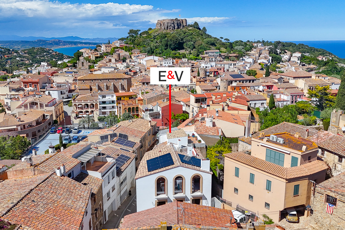 New-build apartment in central Begur