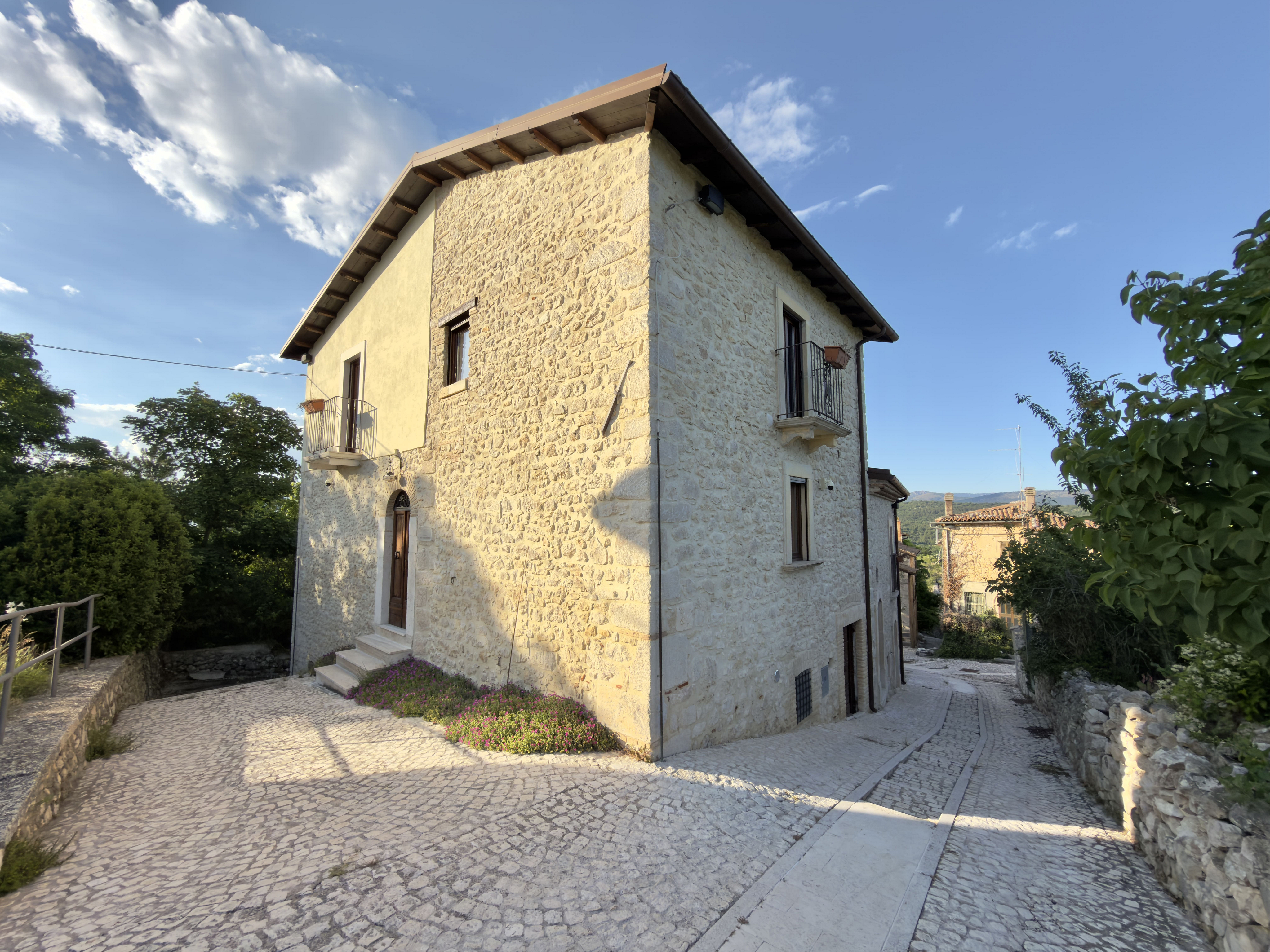 Erlebe den Charme der Abruzzen in Fagnano Alto: restauriertes Steinhaus mit Garten und Kamin, 4 Schlafzimmer und 4 Bäder, Panoramablick auf Berge und Grün, absolute Privatsphäre.