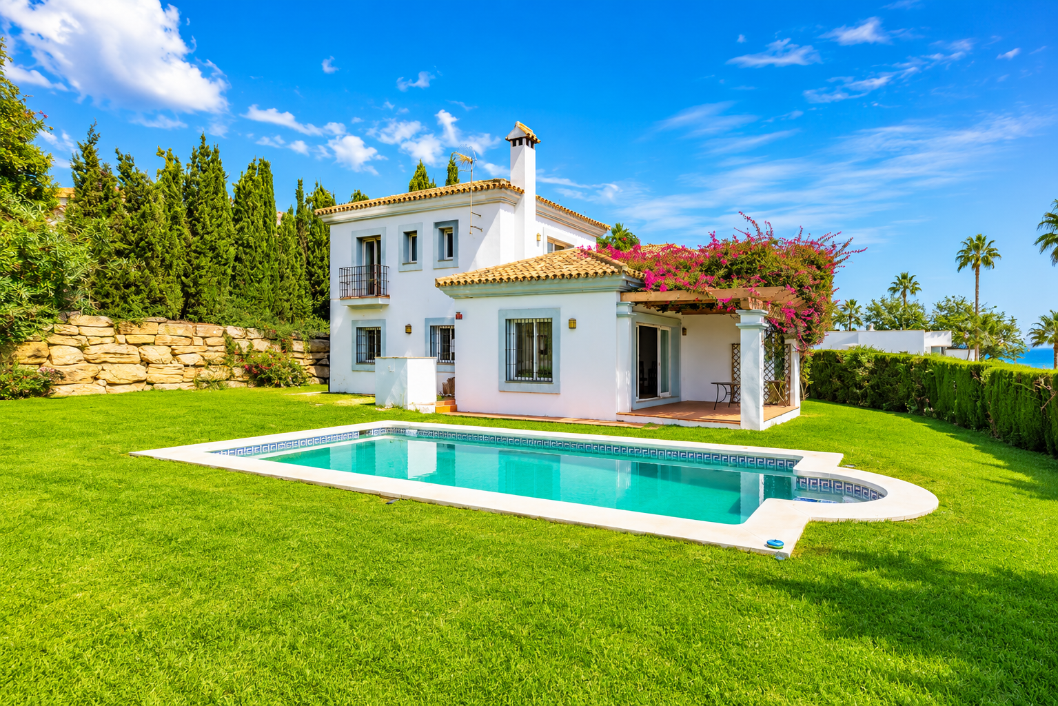 Oportunidad de reforma: encantadora villa andaluza con vistas panorámicas a pocos pasos de la playa en Alcaidesa