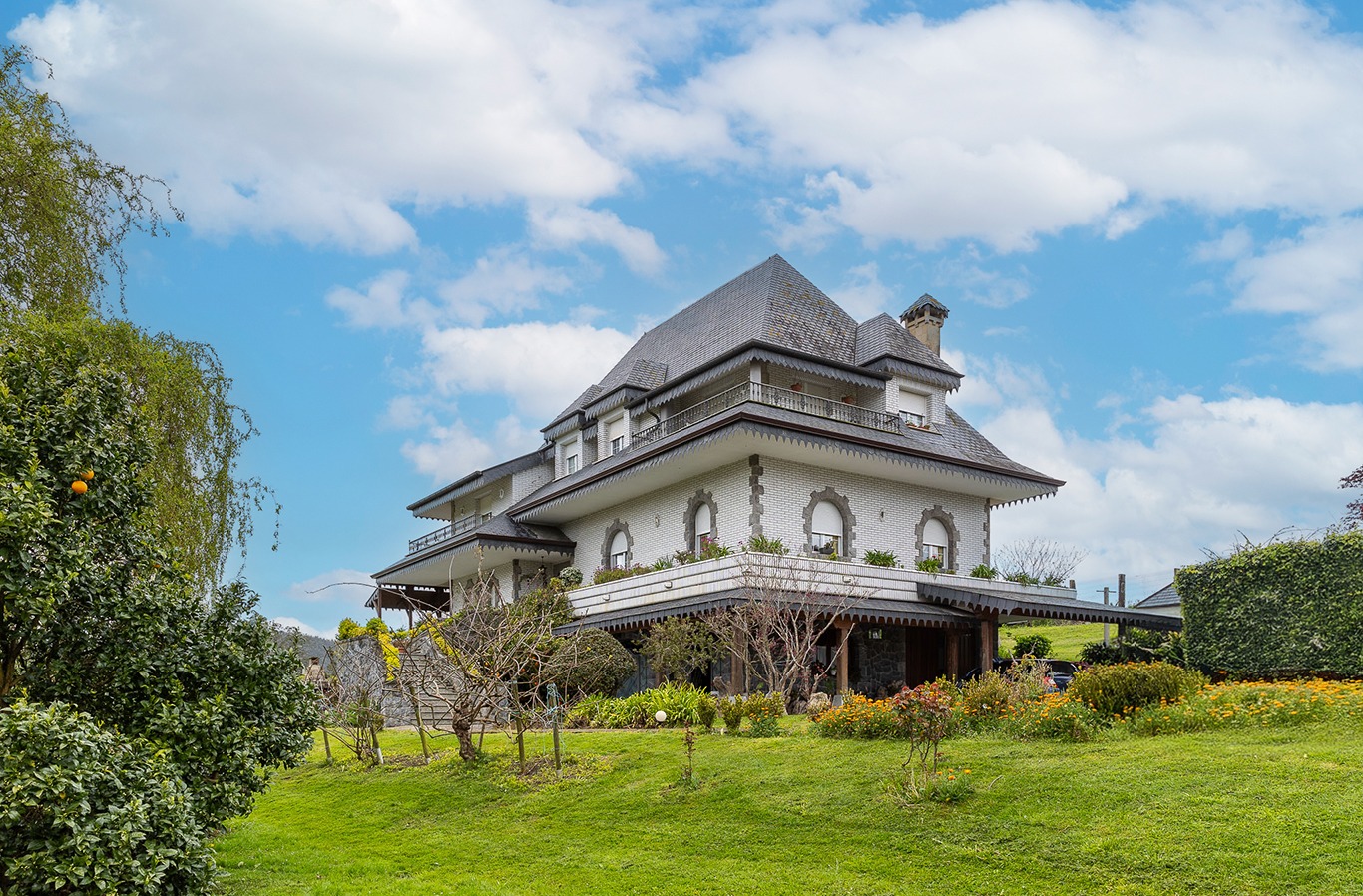 Immaculate villa with pool, garden and mountain views in Güemes