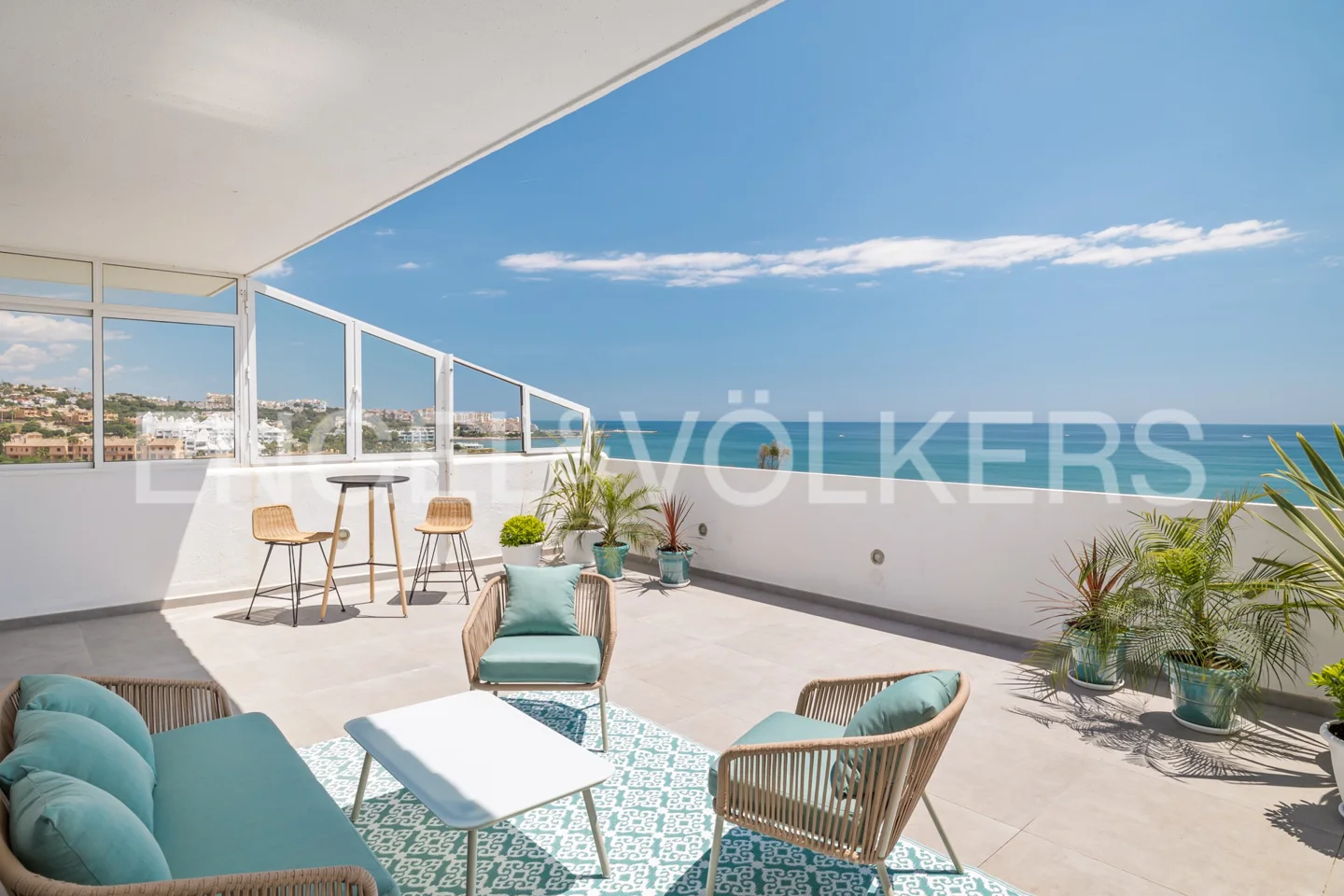 3 bedroom penthouse in Bahia de Estepona with pool and sea views