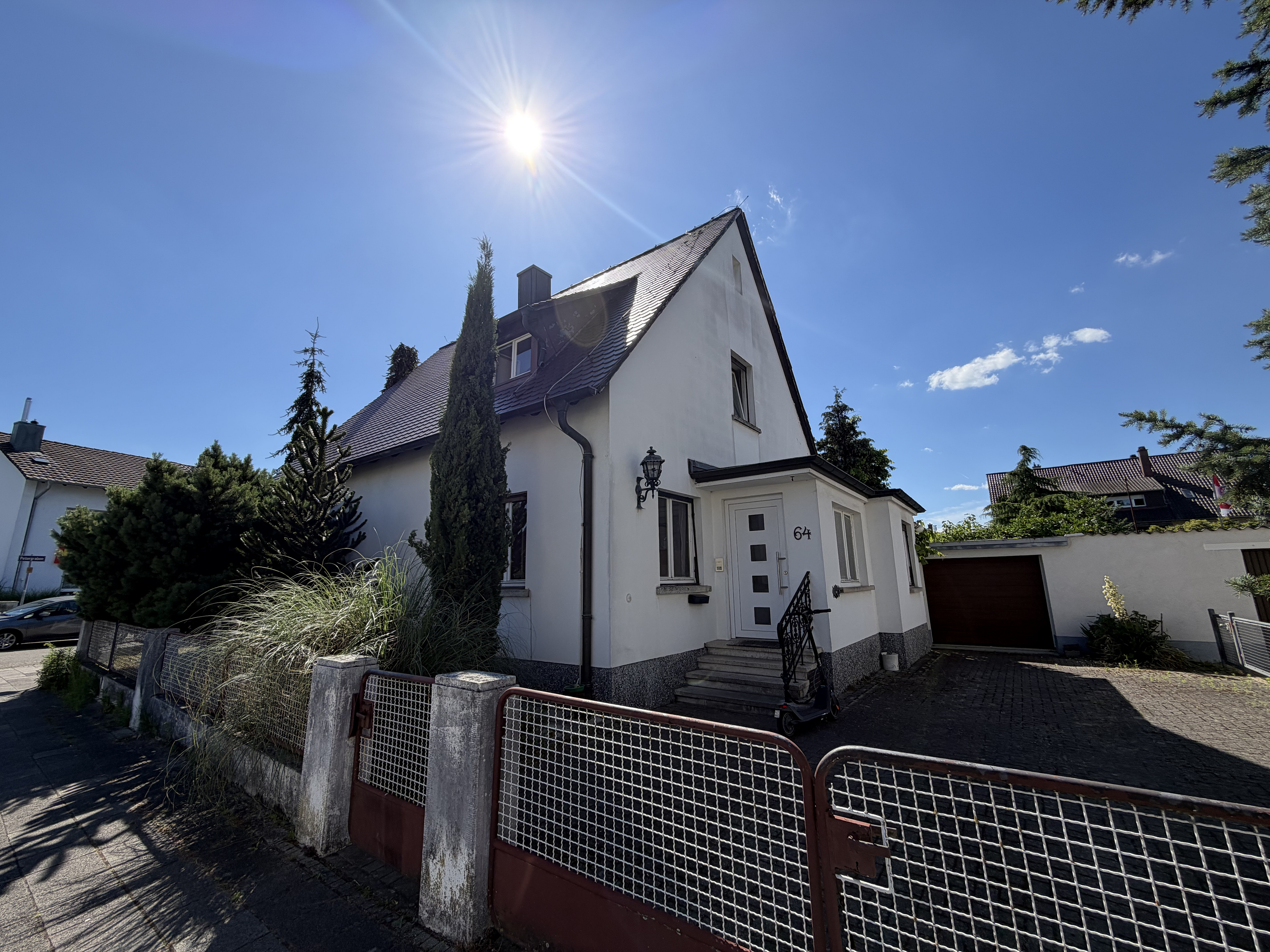 Sanierungsbedürftiges Zweifamilienhaus wartet auf Ihr Wohnkonzept