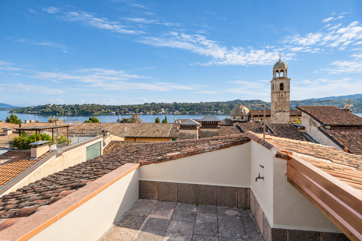 Attico su tre livelli con terrazza vista lago