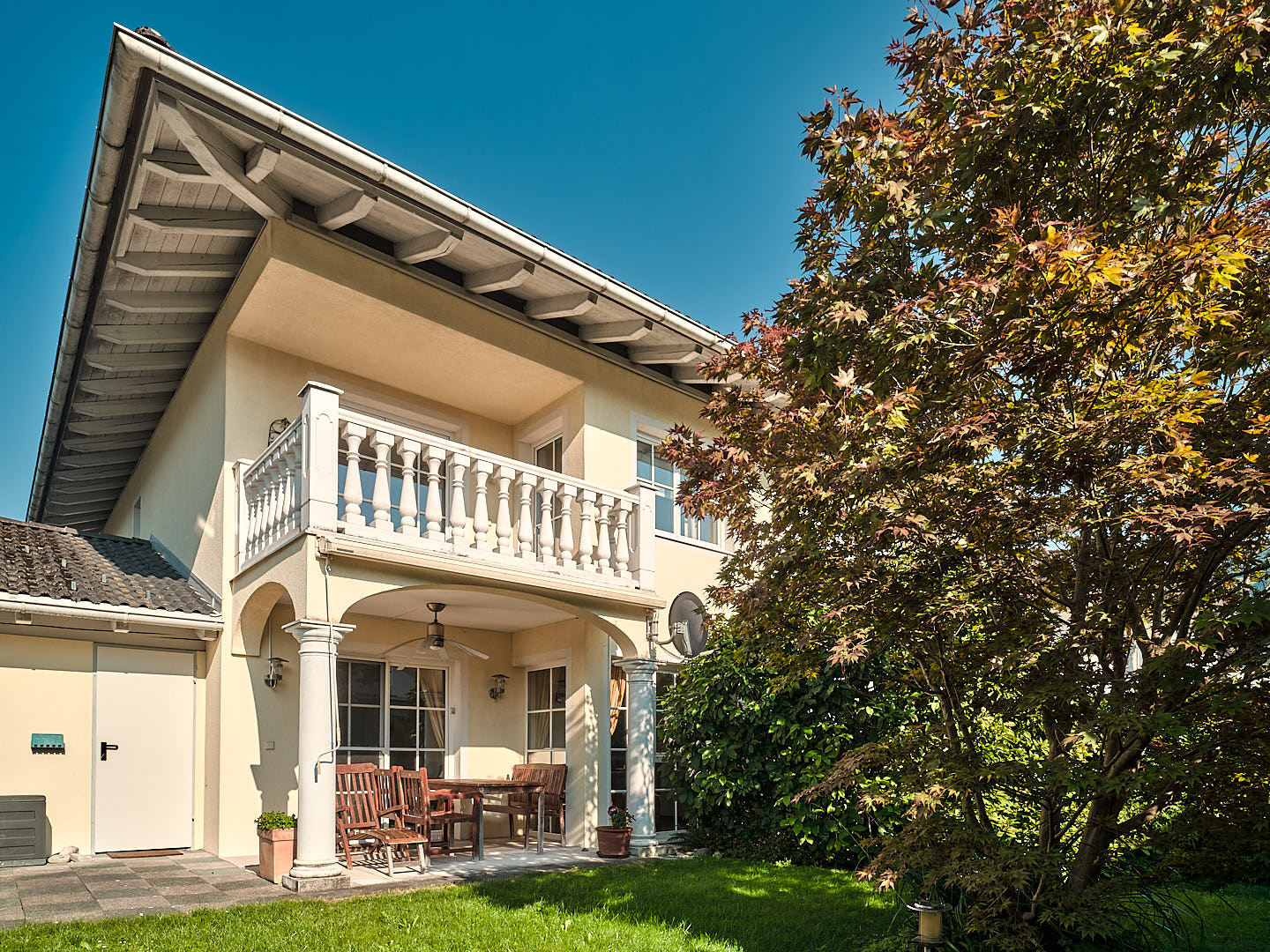 Stunning semi-detached house in Tuscan style, in a sunny location on the edge of town
