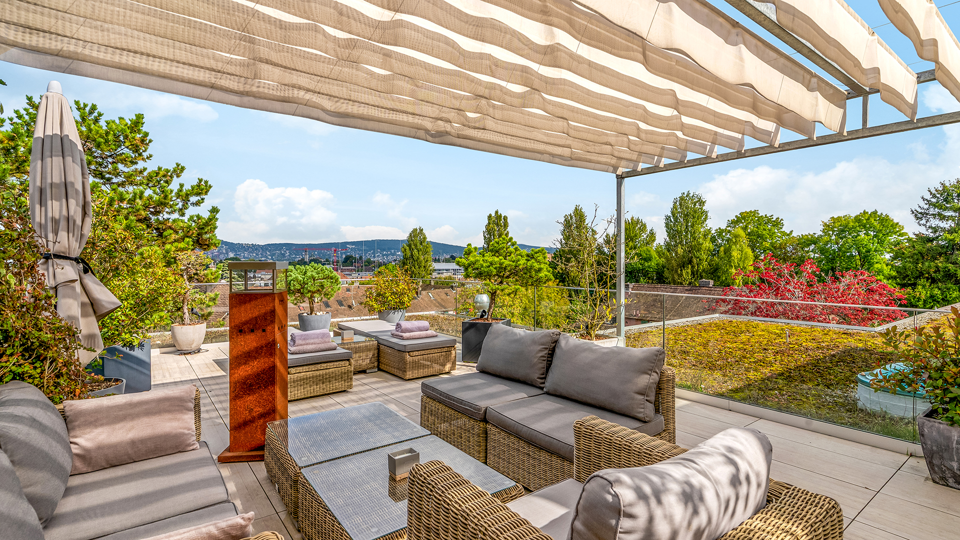 Enjoy spring above the rooftops – penthouse apartment with a view of the Alps