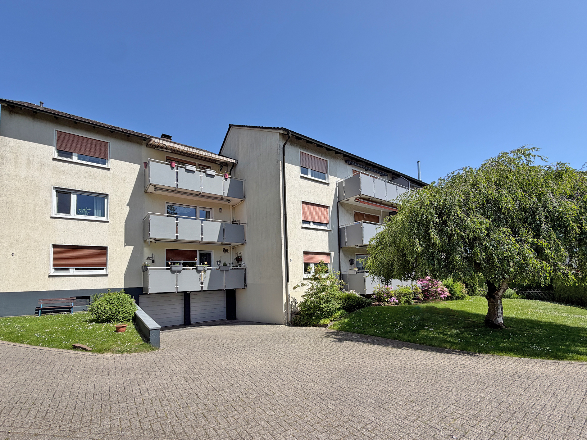 Familienfreundliche 4-Zimmer-Wohnung mit Balkon und Garage