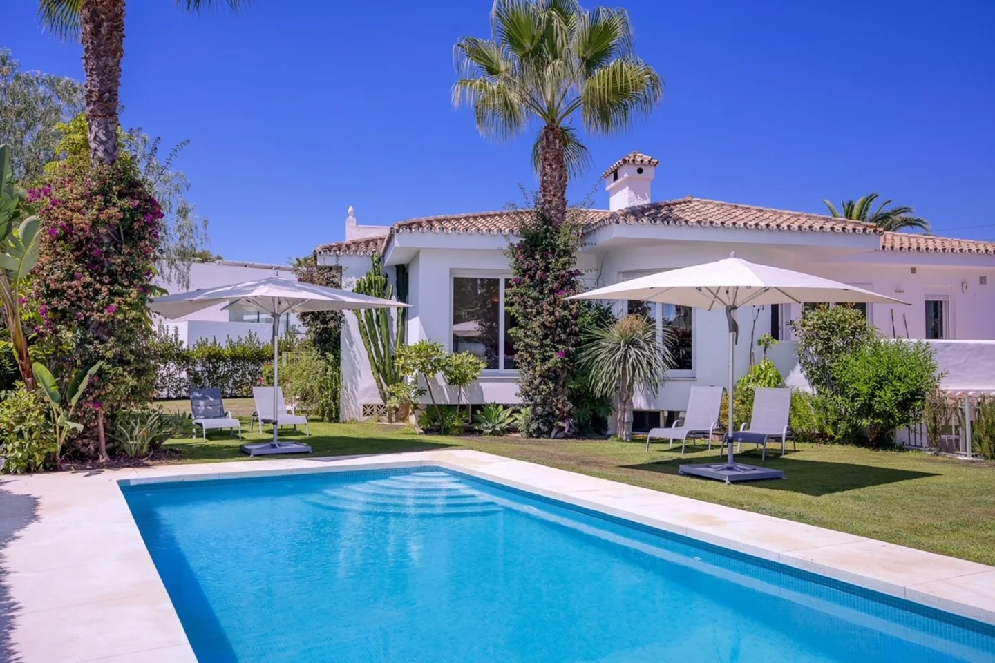 Magnificent villa for long term rentals at 400m from the beach in Marbesa.