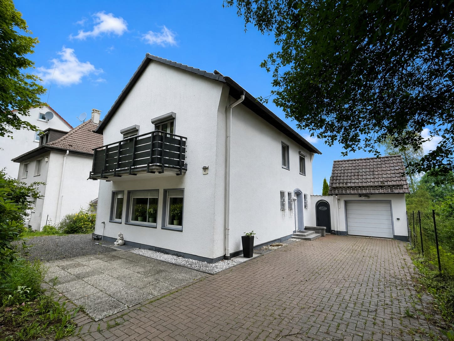 Freistehendes Einfamilienhaus mit sonniger Terrasse auf einem großzügigen Gartengrundstück