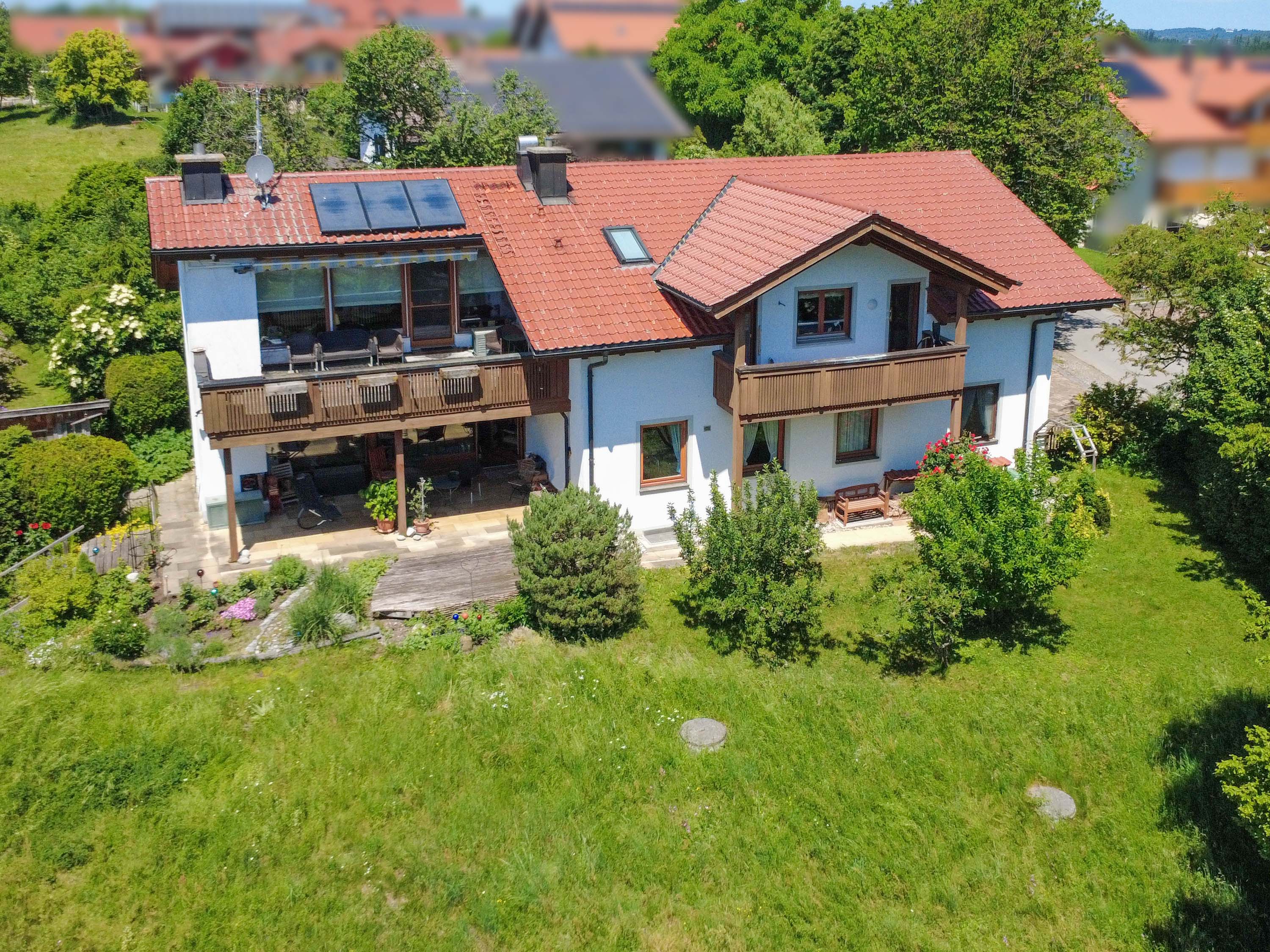 Ruhe und Sonne am Ortsrand - Freistehendes Zweifamilien-/Mehrgenerationenhaus mit unverbaubarem Bergblick und großem Naturgarten