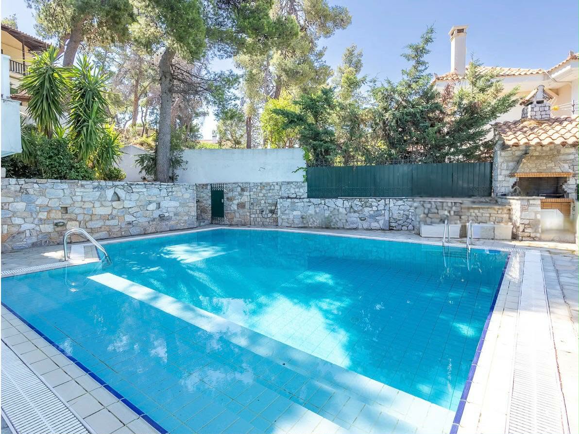 Exquisite floor apartment with pool