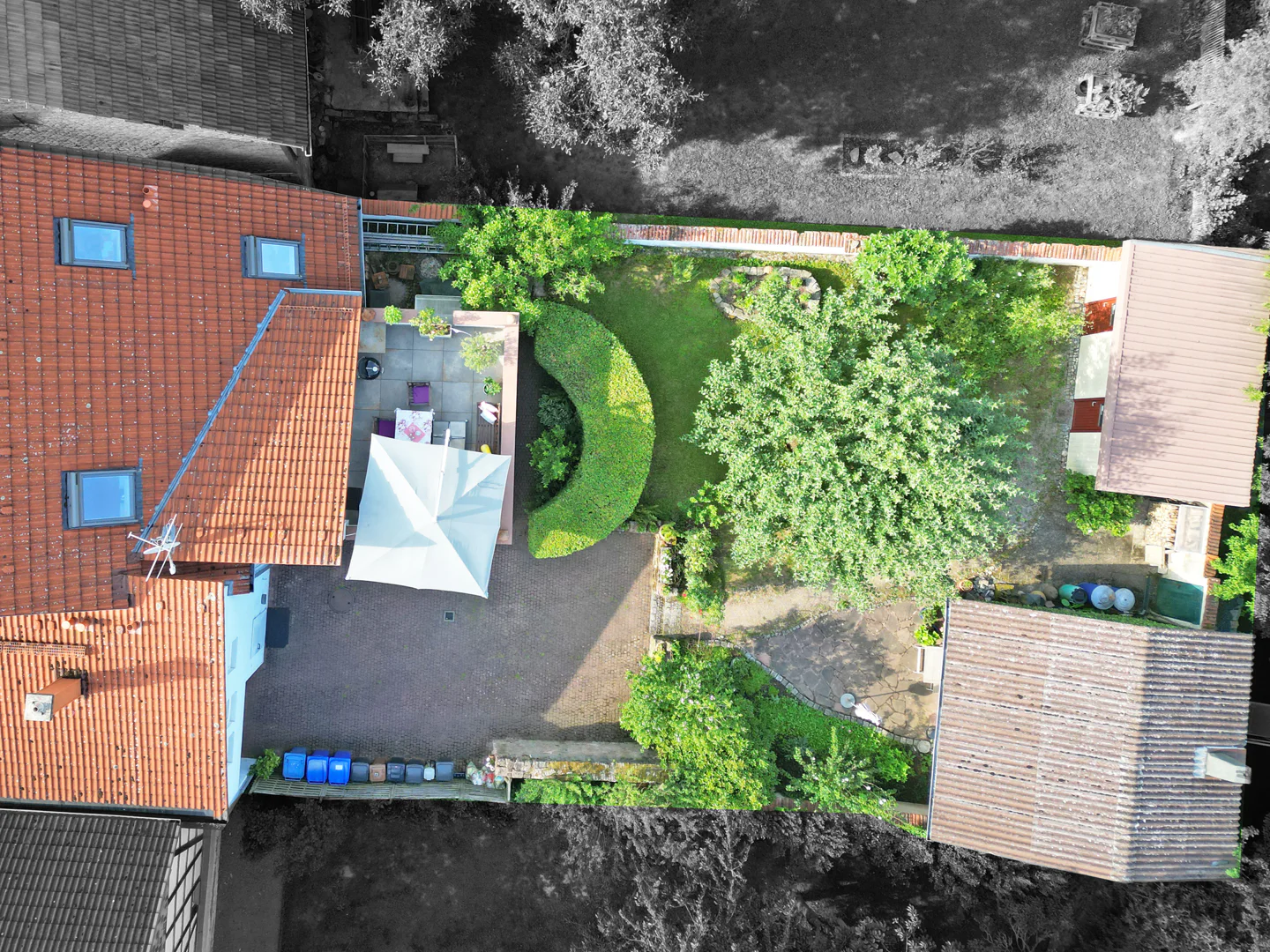 Stilvolle Maisonettewohnung mit Garten, Terrasse & 2 Stellplätze - Photo 3