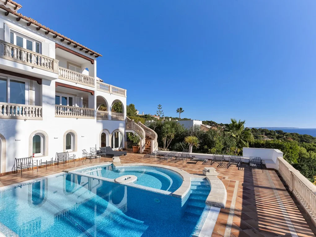 Spacious villa with terrific sea views