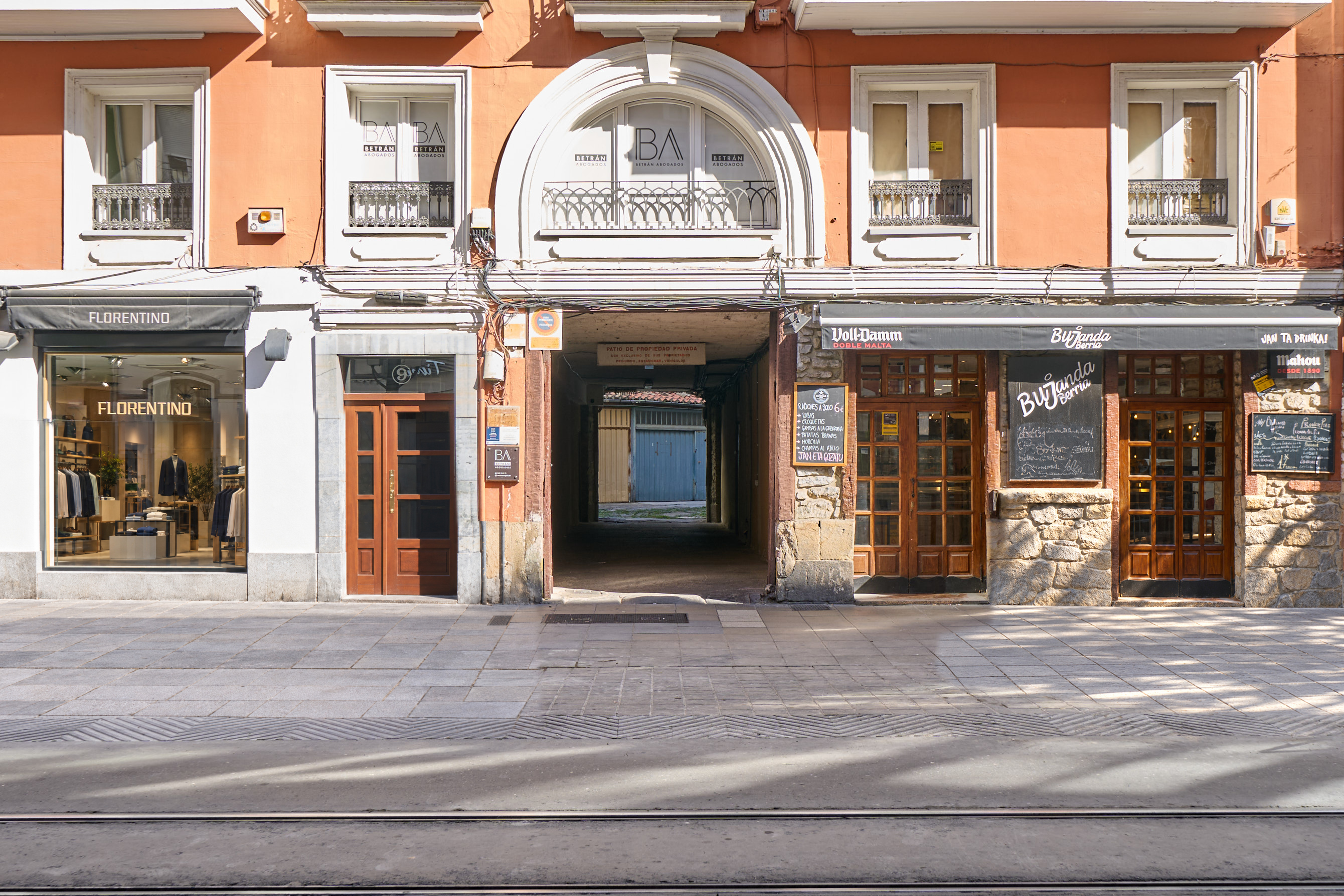EXCLUSIVA COCHERA INDEPENDIENTE EN PLENO CENTRO DE VITORIA-GASTEIZ