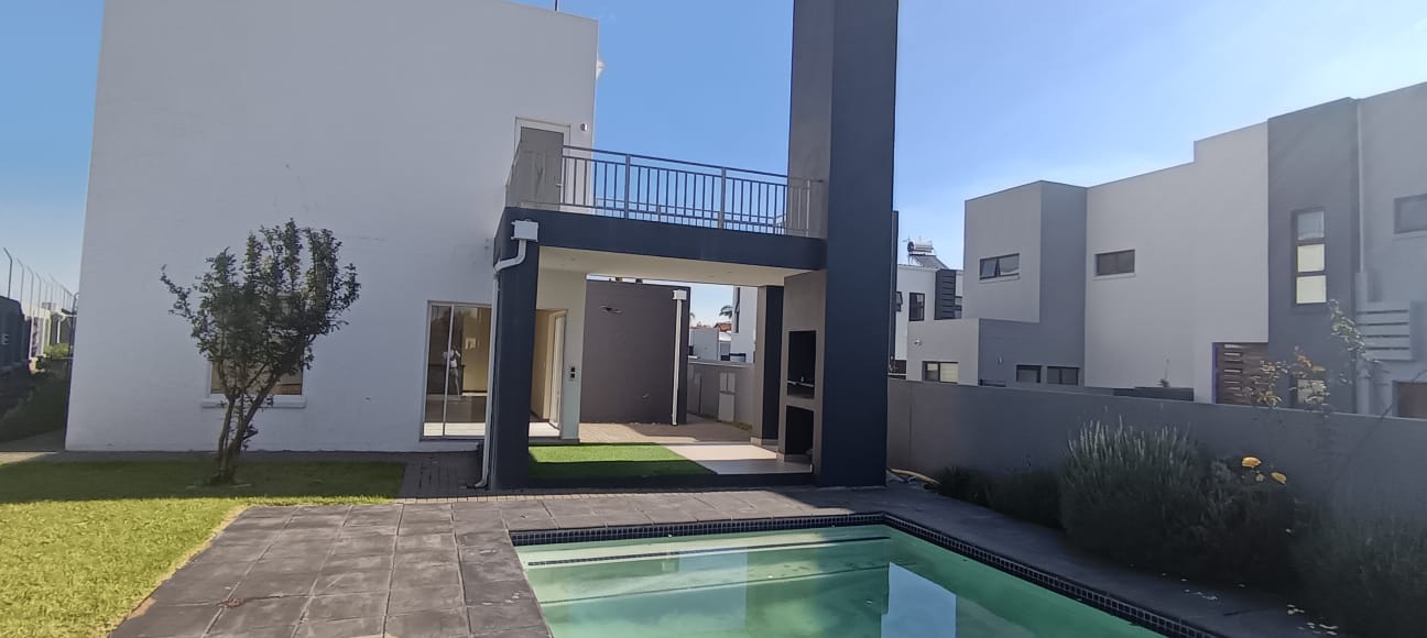 STUNNING,ELEGANT & SPACIOUS FAMILY HOME