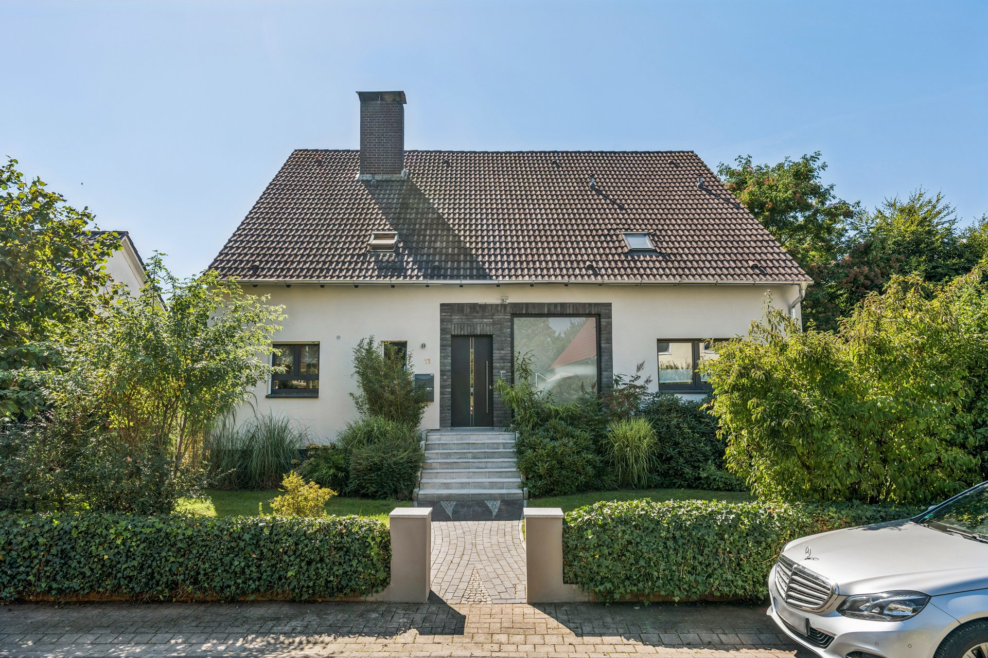 Großzügiges Zweifamilienhaus mit großem Garten und flexibler Raumaufteilung in Isernhagen