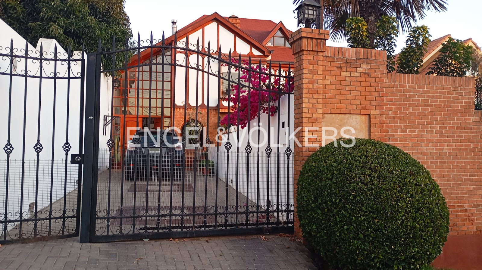 Estilo Inglesa tres pisos con piscina