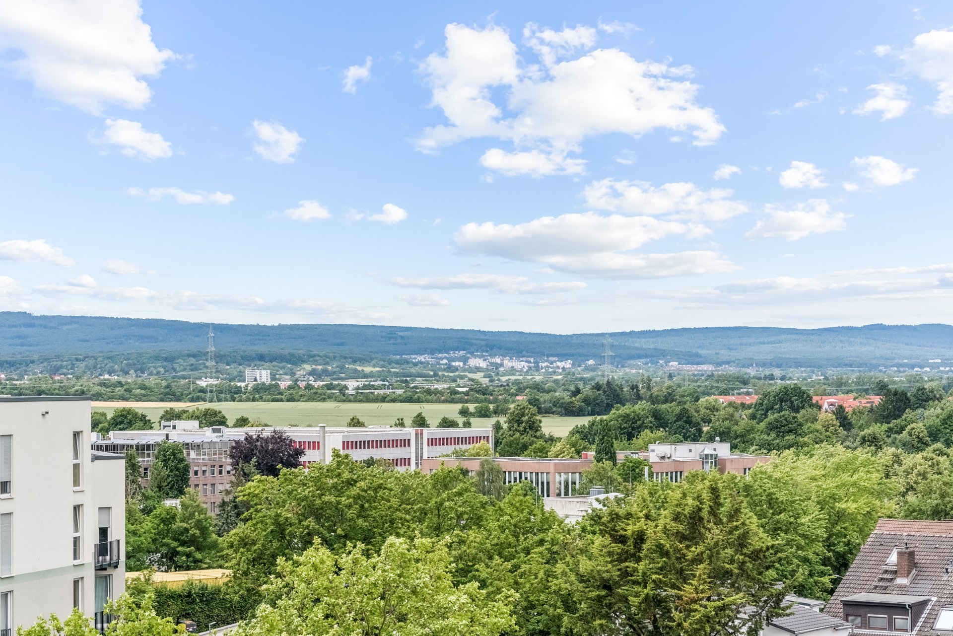 Investment or owner-occupied home: Bright 3-room apartment with balcony and panoramic view in Nieder-Eschbach