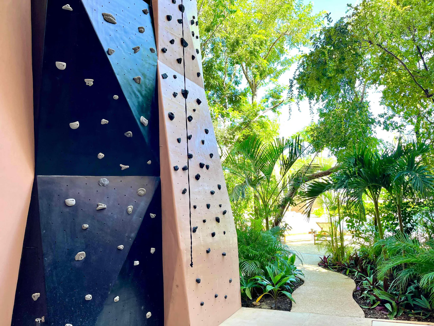 Luxury Jungle-View Furnished Loft in Aflora 5