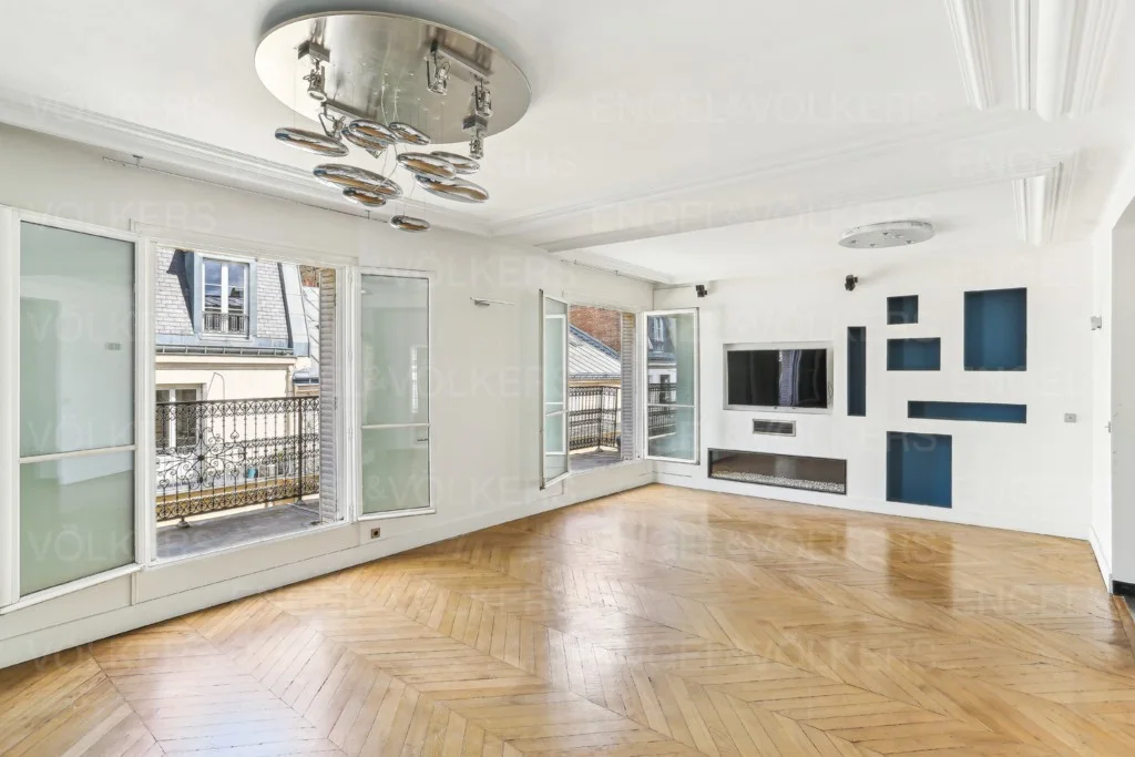 Dernier étage avec balcon - Champs Elysées