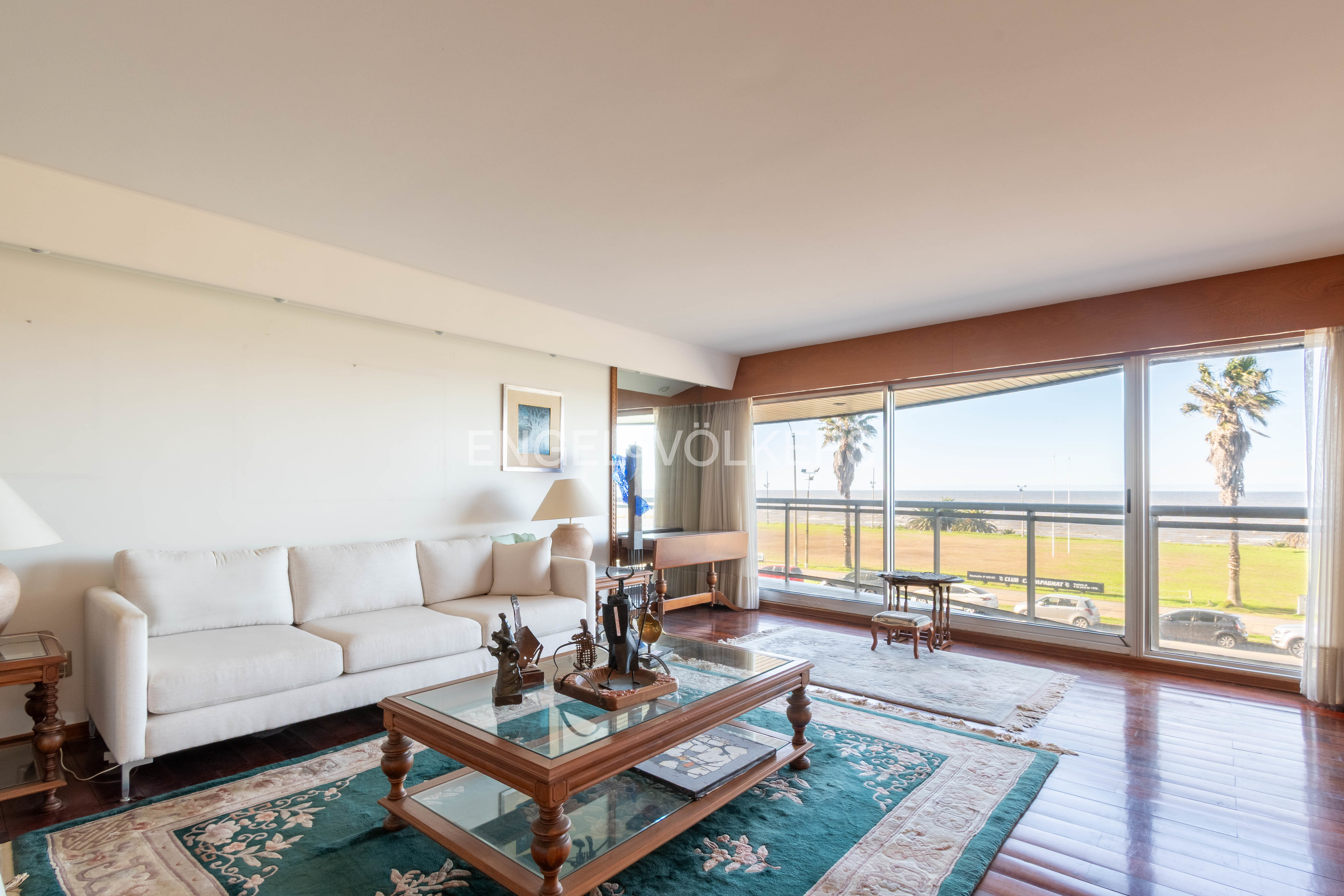 Furnished apartment in Punta Carretas, 4 bedrooms plus maid’s quarters, 3 parking spaces, ocean view.
