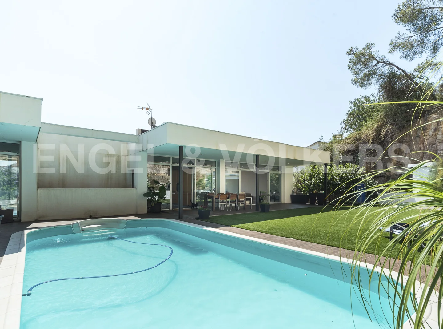 Preciosa casa de disseny amb vistes i piscina