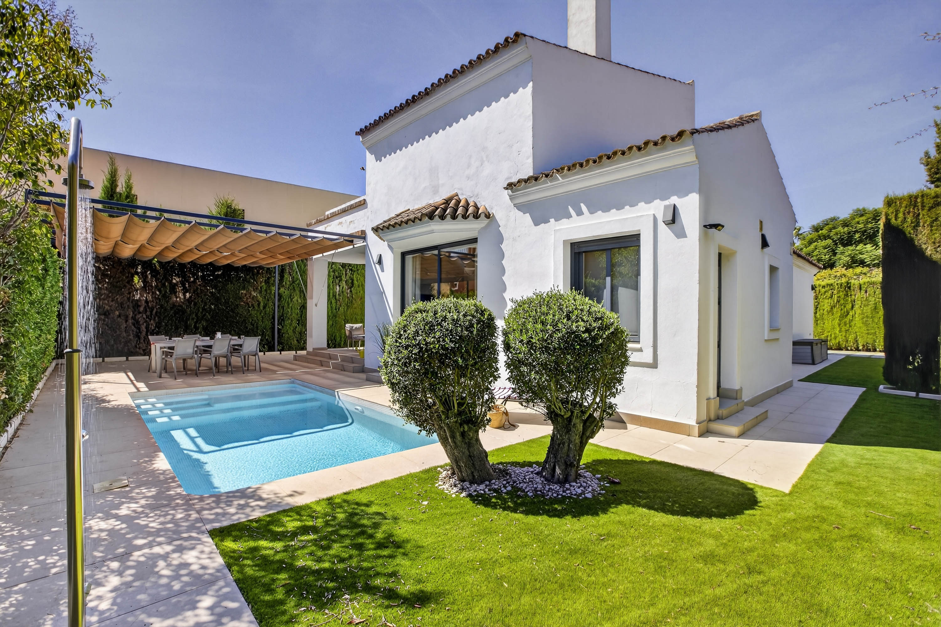 Exclusive designer villa with high ceilings and light-filled interiors with pool in Club de Golf Zaudín, Seville
