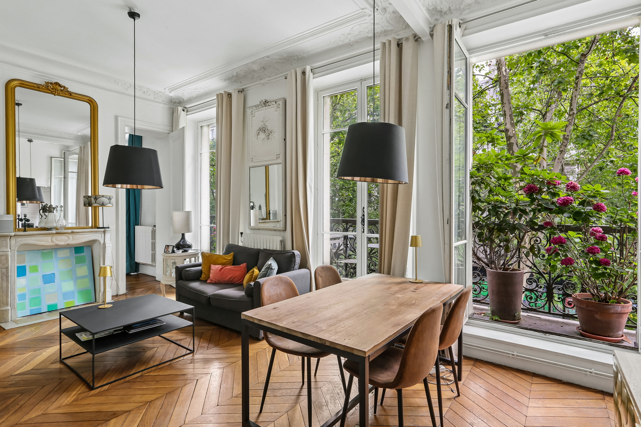 Paris 10th - FAVORITE - 3 rooms, balcony. Noble floor (3.22m ceiling height)