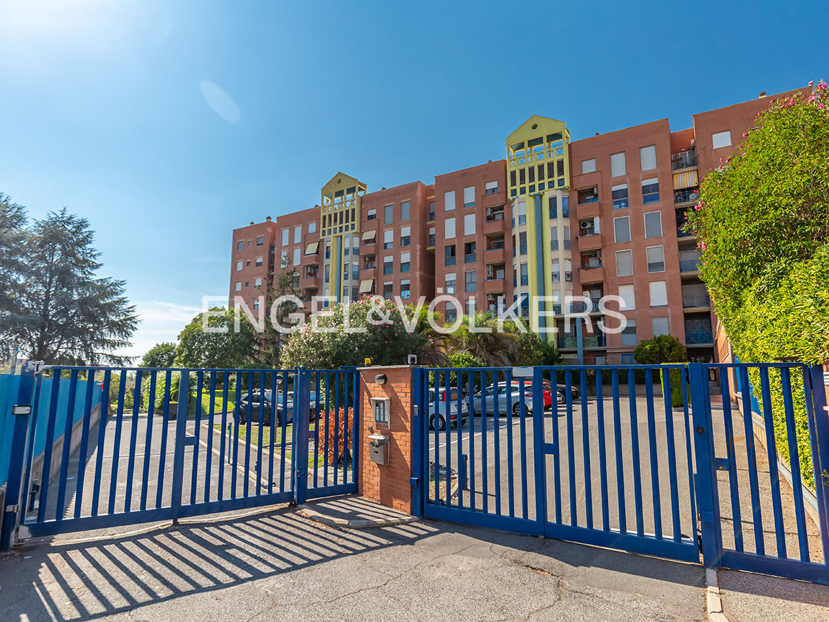 Bright high-floor apartment in Torrino area