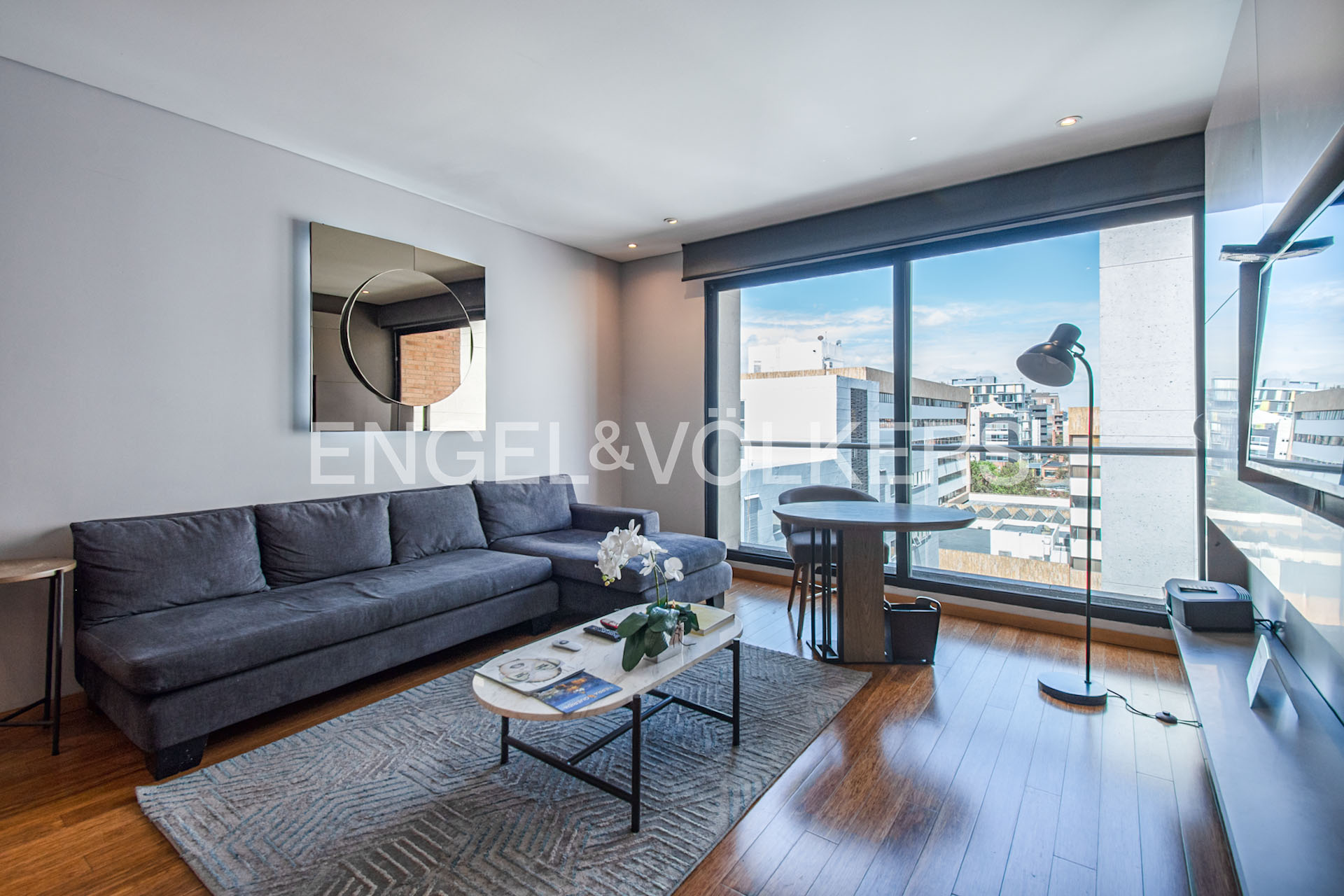 Moderno apartamento con balcón para venta en Chicó