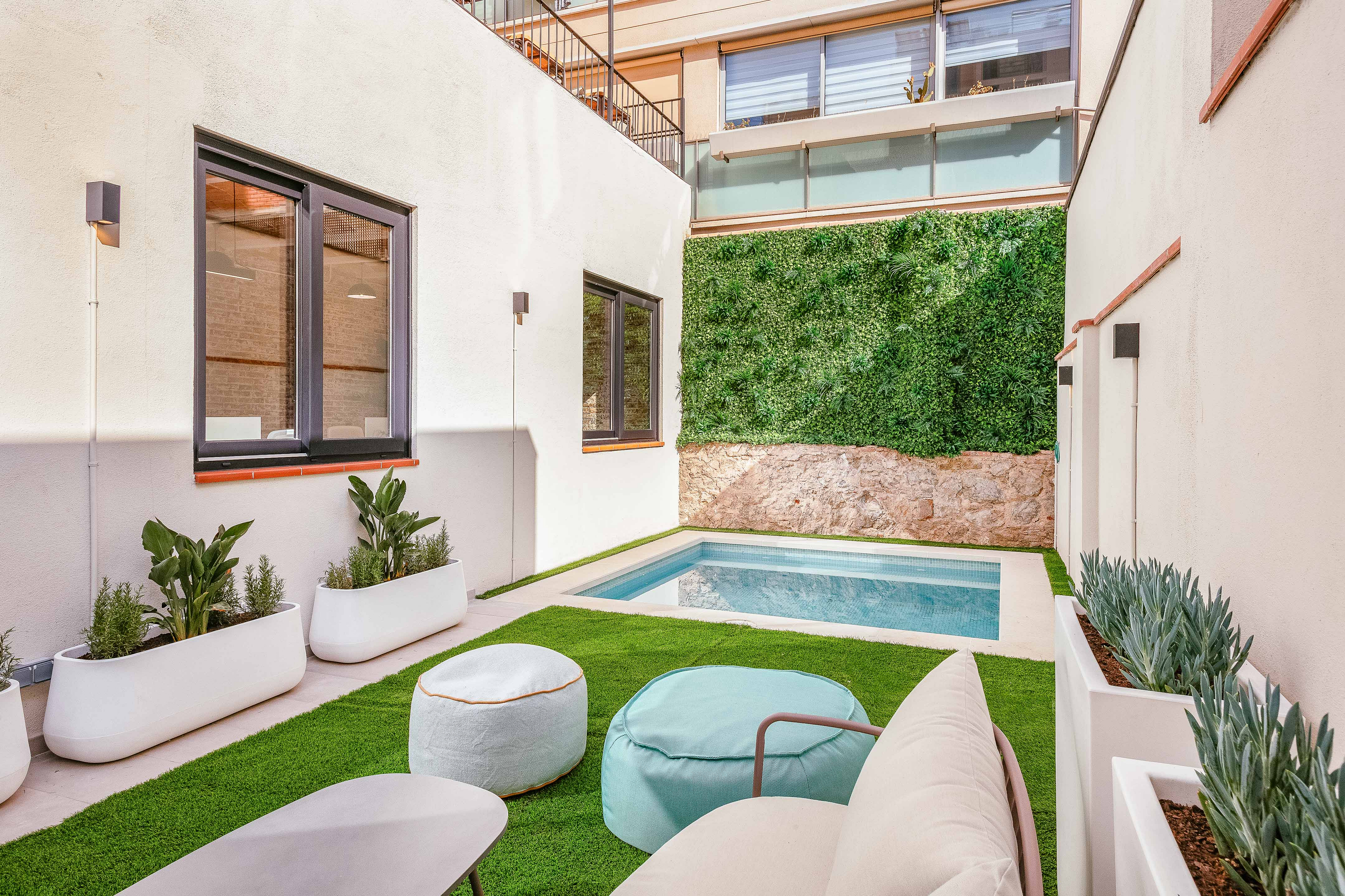 Stunning house with garden and pools near the Sagrada Familia
