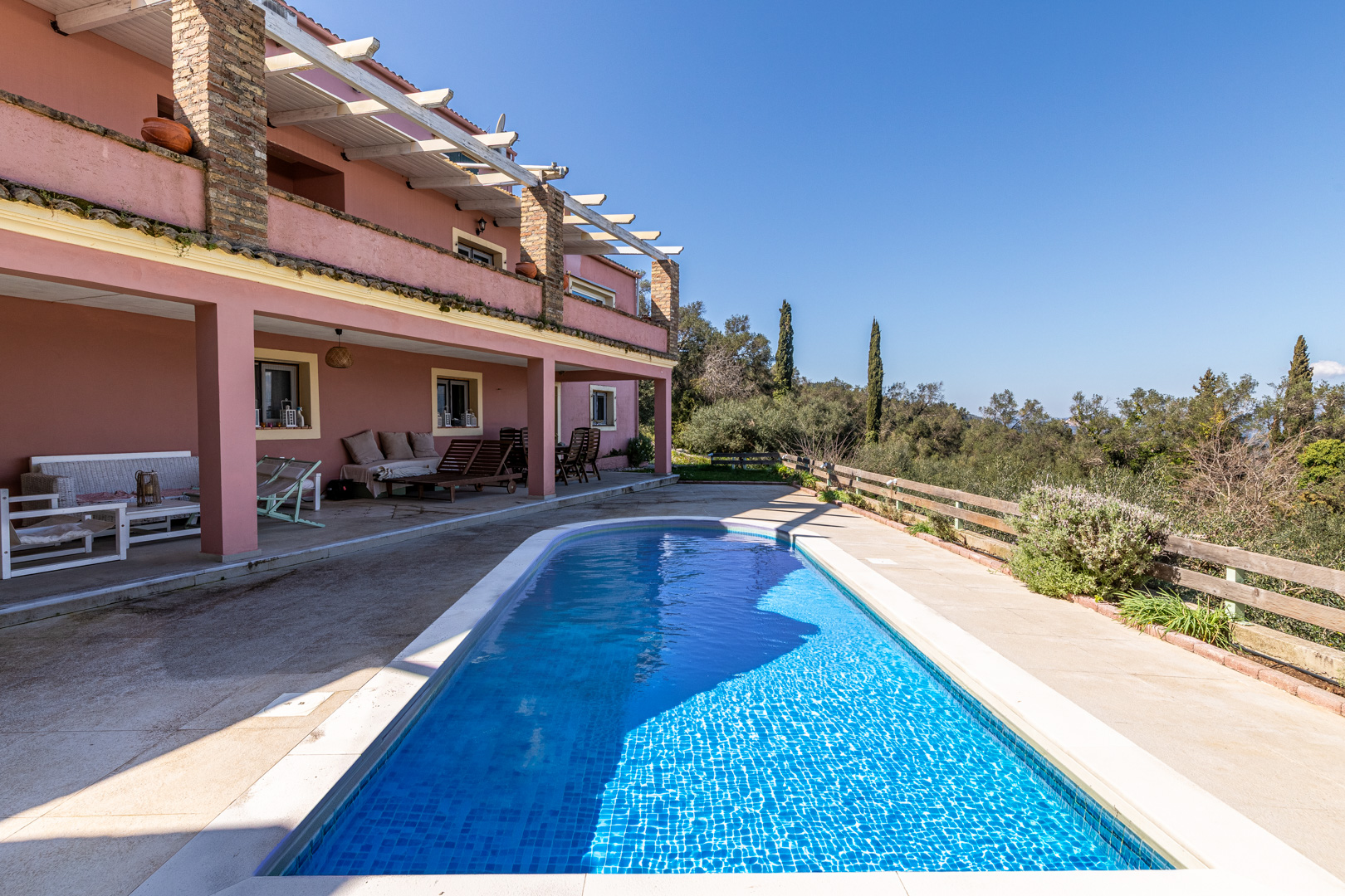 Πολυτελής βίλα υψηλής αισθητικής με πανοραμική θέα στην Κέρκυρα