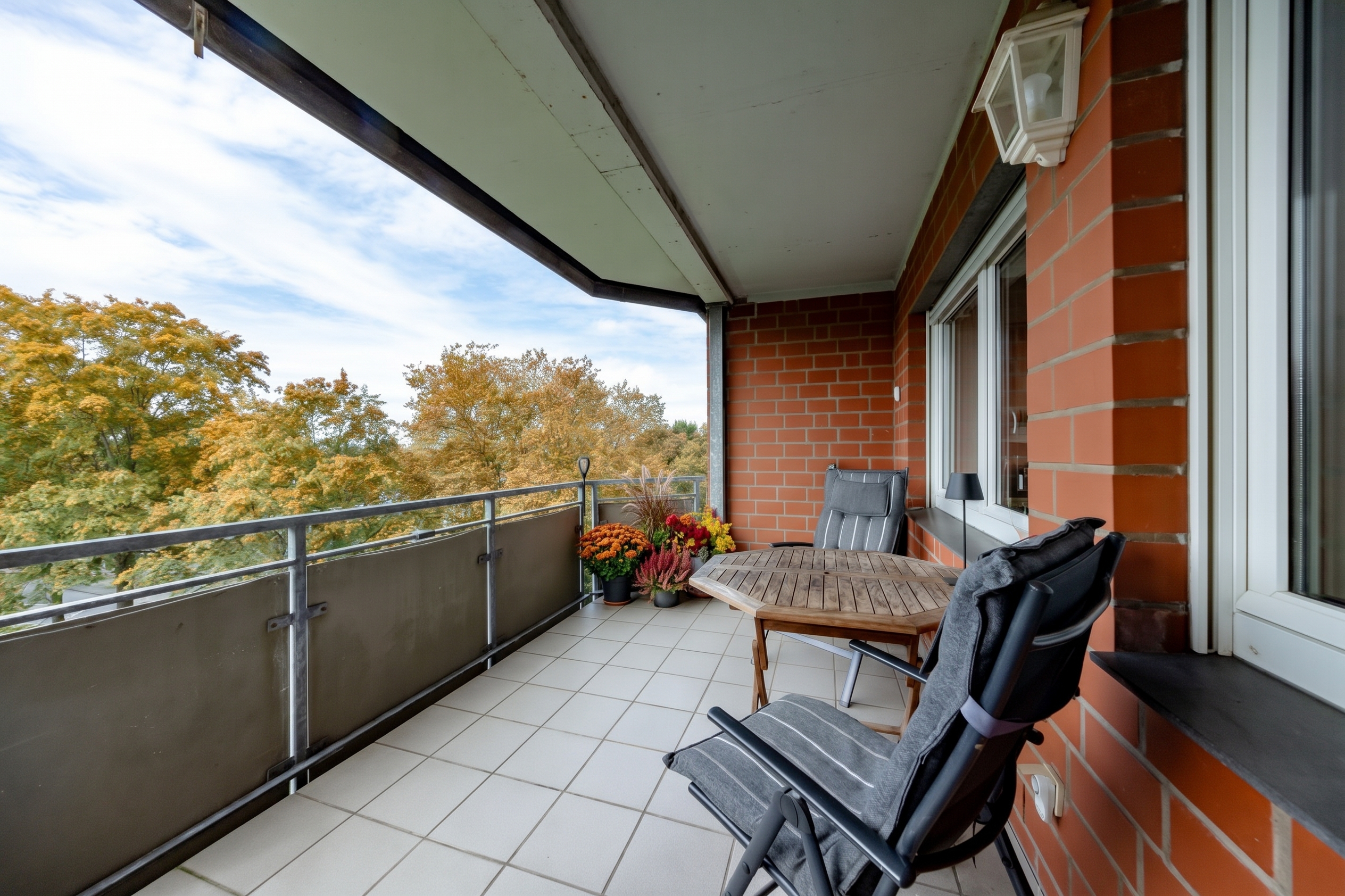 Investment oder neues Zuhause - familienfreundlich und mit Weitblick [KI-modifiziert]