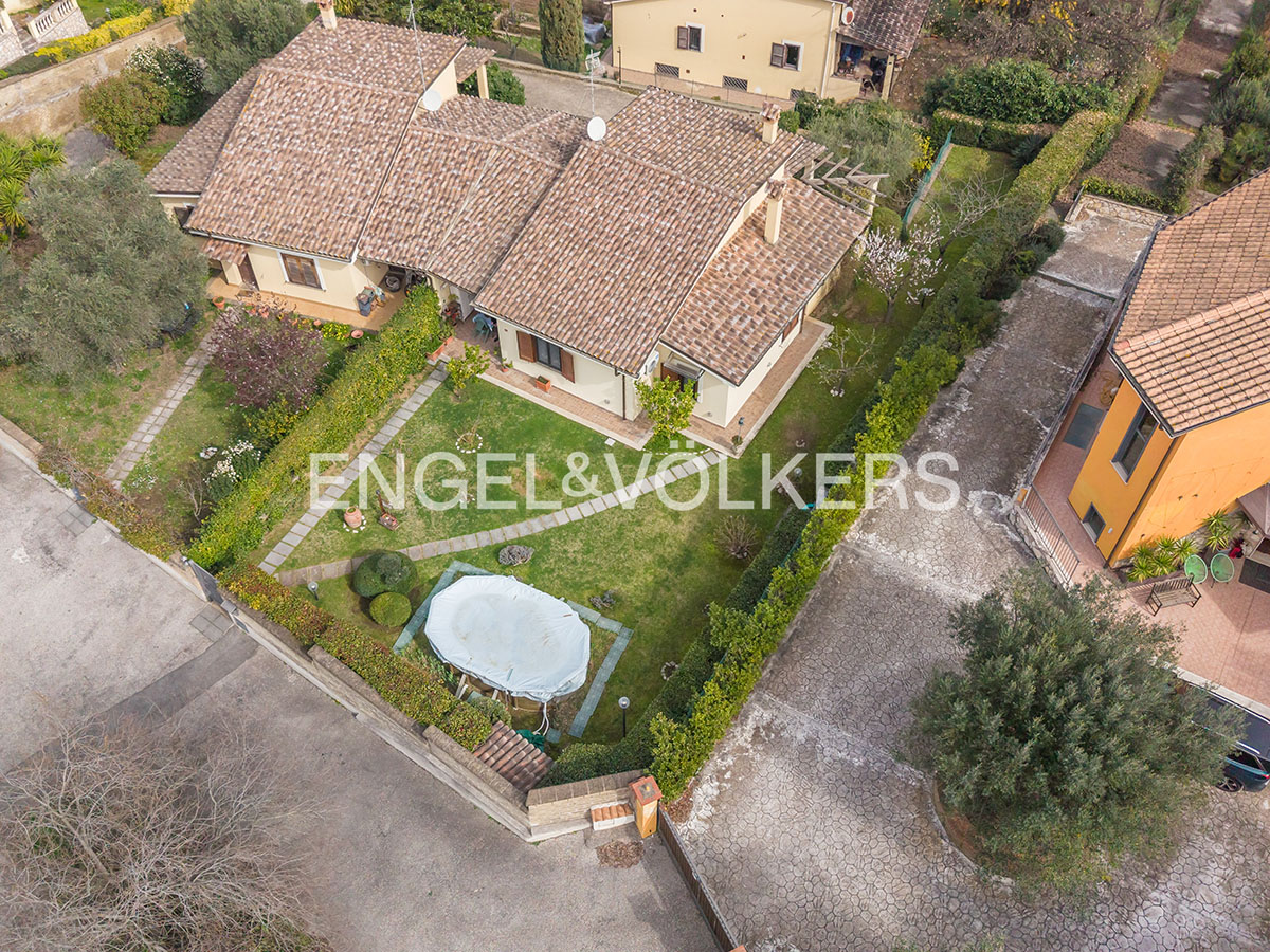 Riano, elegant villa with garden a stone's throw from Rome