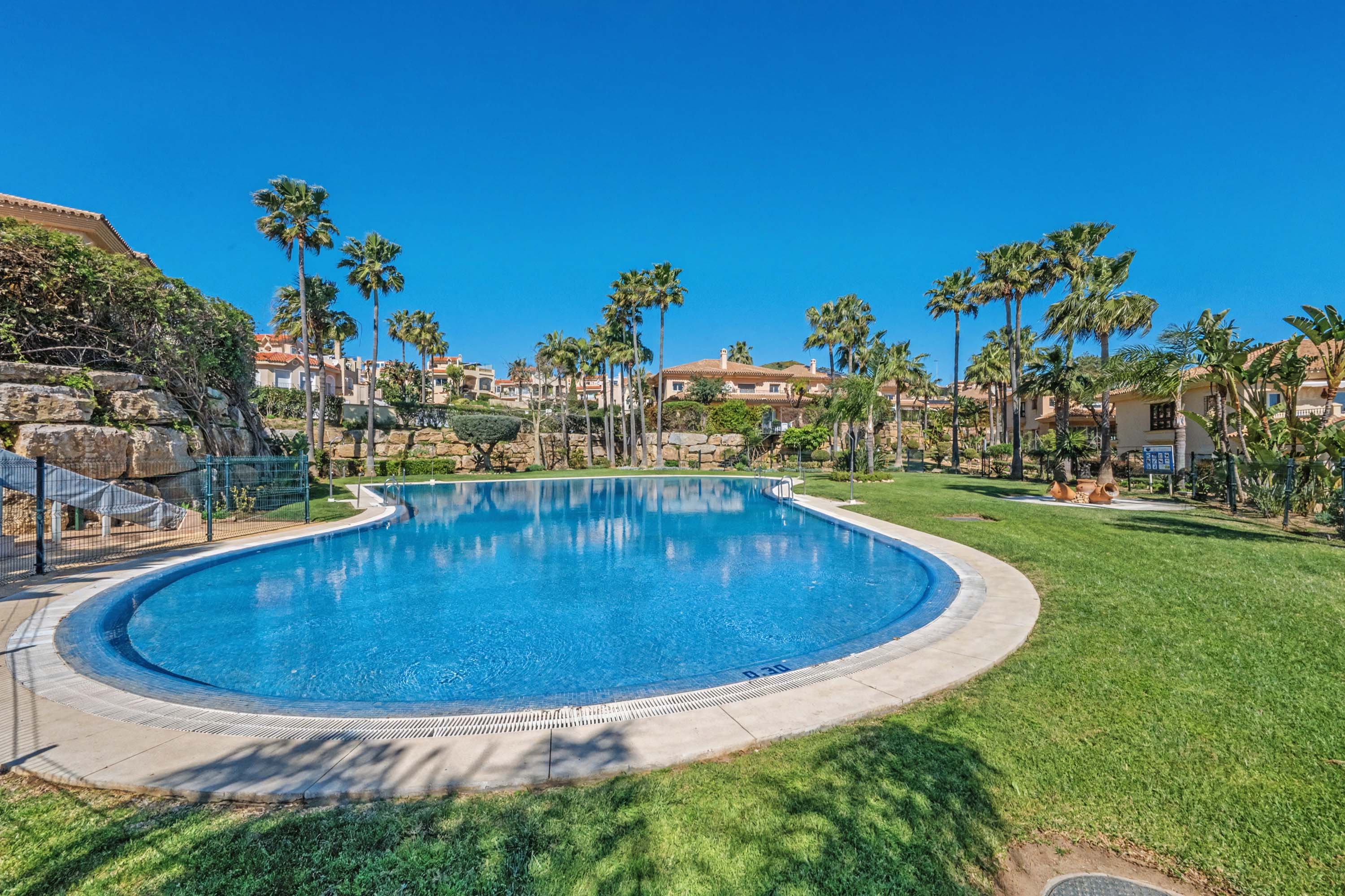 Semi-detached chalet with private garden in exclusive Riviera del Sol residential community