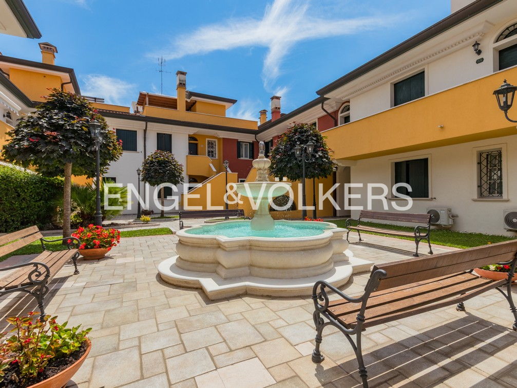 Renovated apartment with rooftop terrace, garage, and cellar