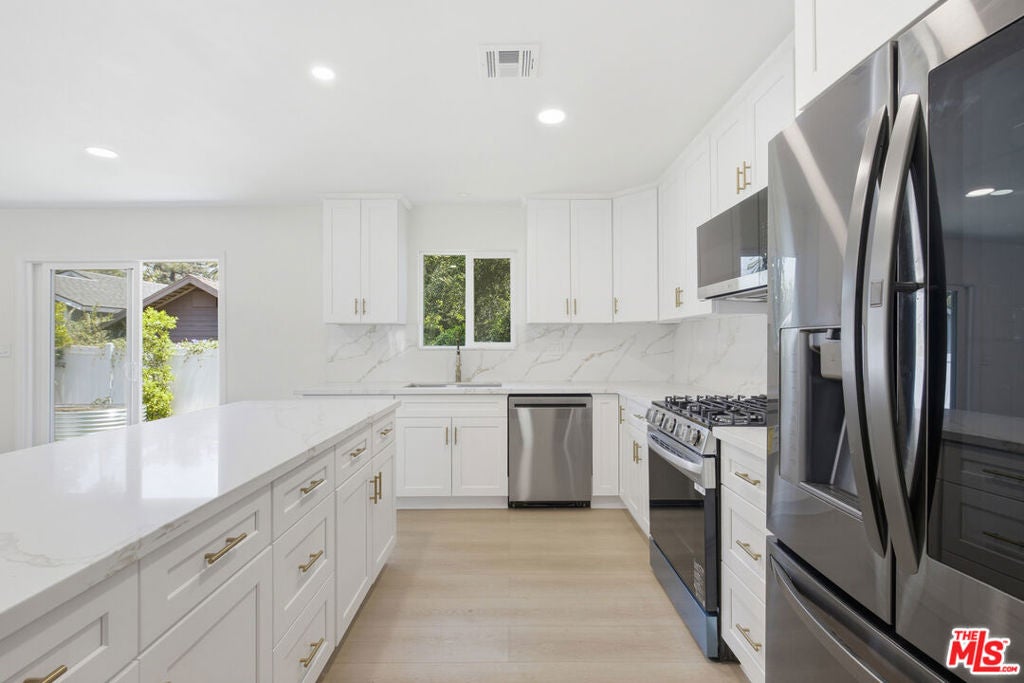 Stylish Remodeled ADU with 4 Parking Spaces