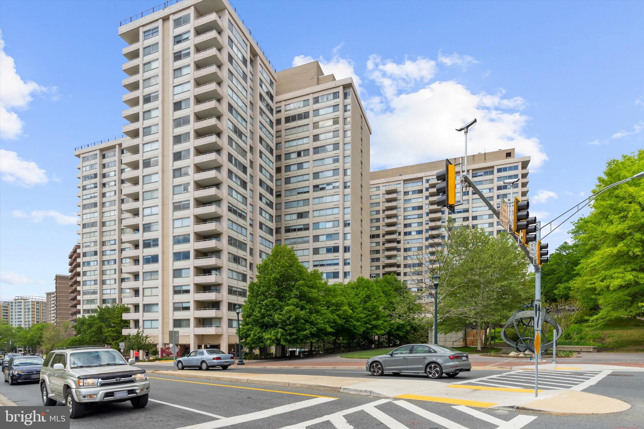 Bright, Open Studio with Full-Service Amenities