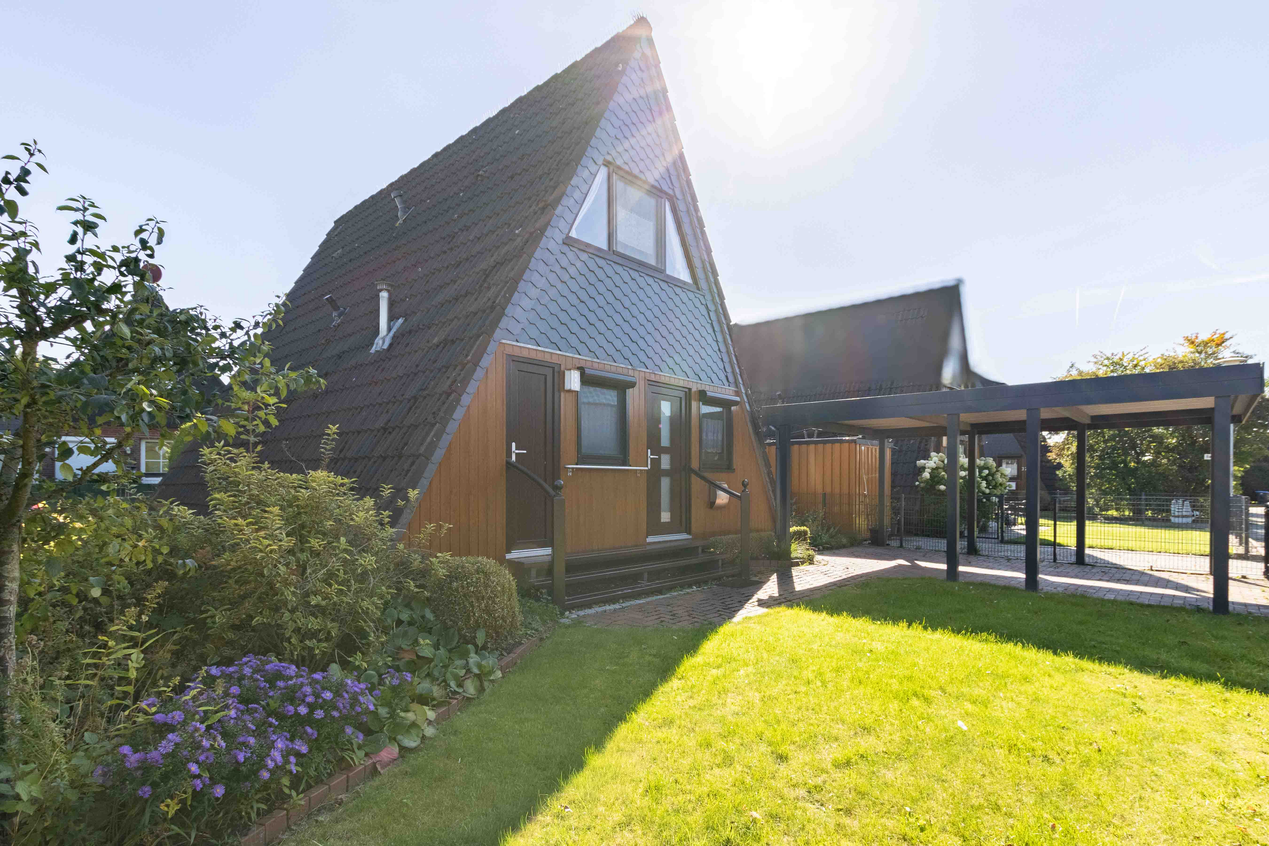 Küstenglück in Greetsiel – ein Nurdachhaus zum Verlieben