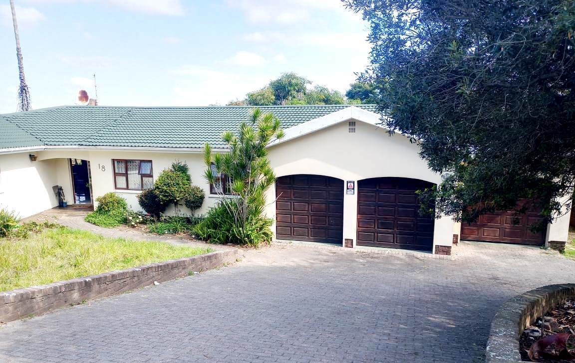 Spacious Family Home with Entertainment Area & 3 Garages!!