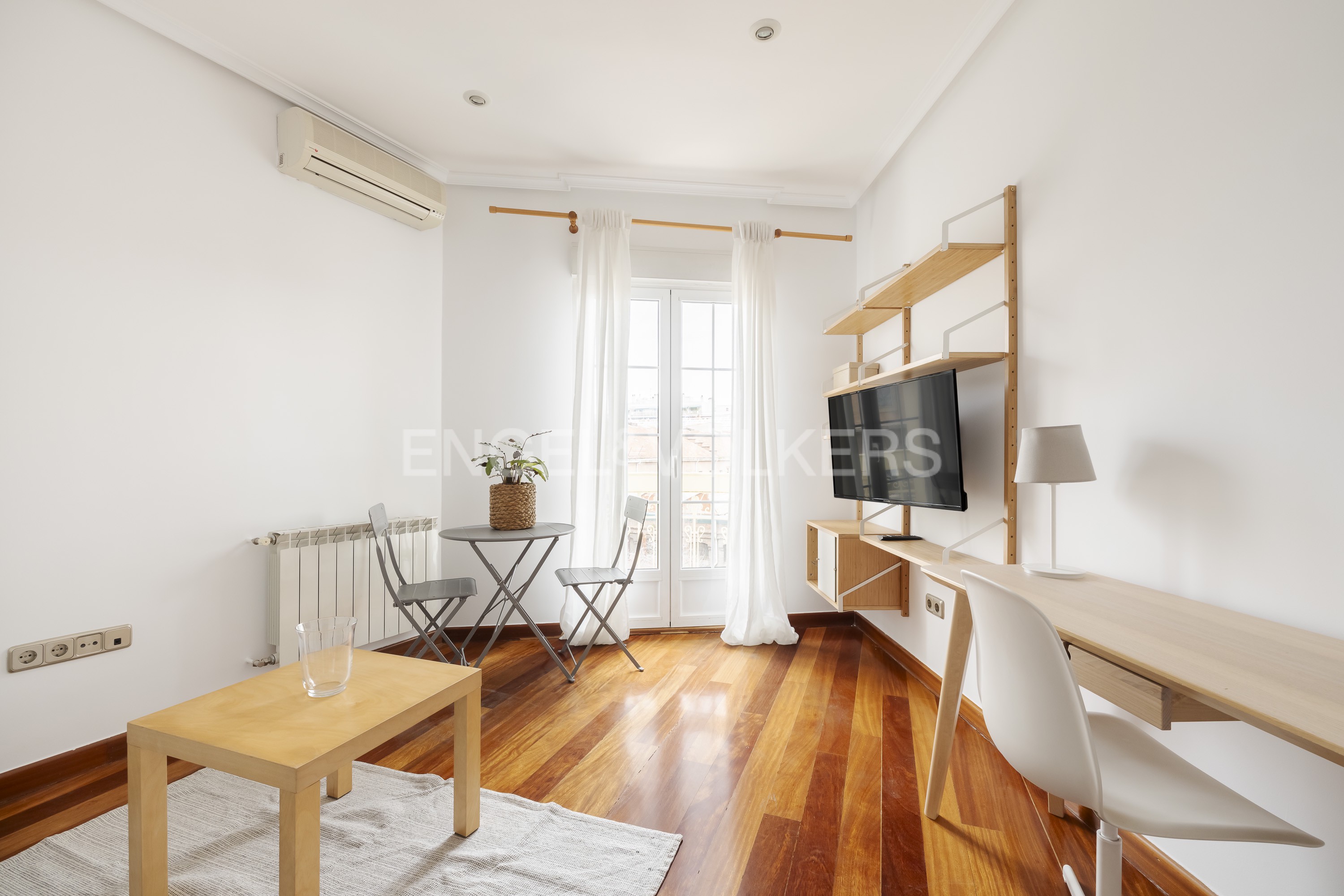 Luminoso apartamento reformado de un dormitorio con balcón en Embajadores en Alquiler