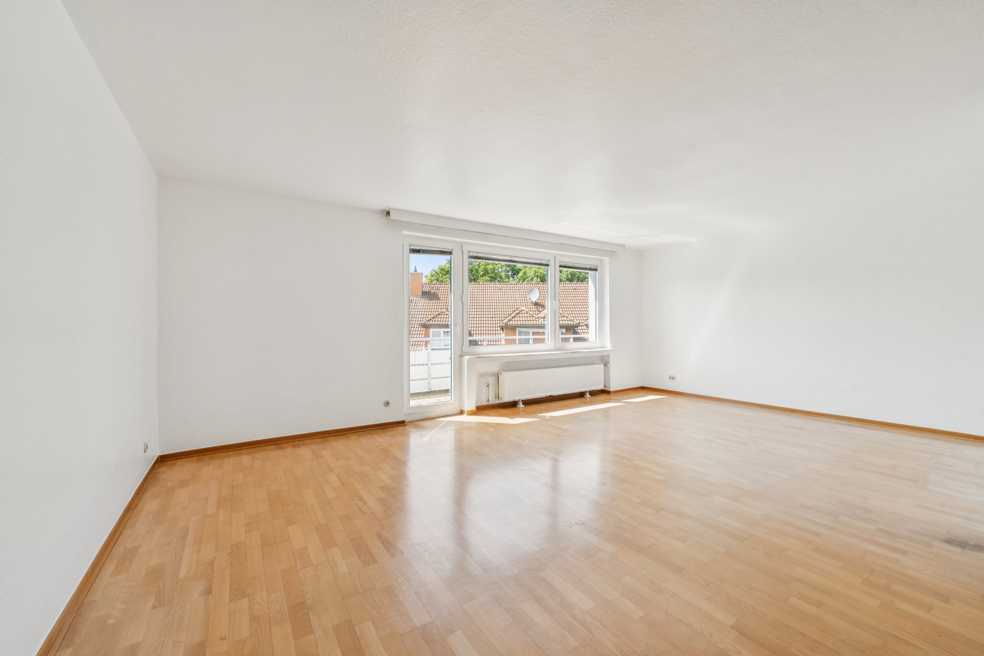 Spacious 4-room apartment with balcony, garage & pool