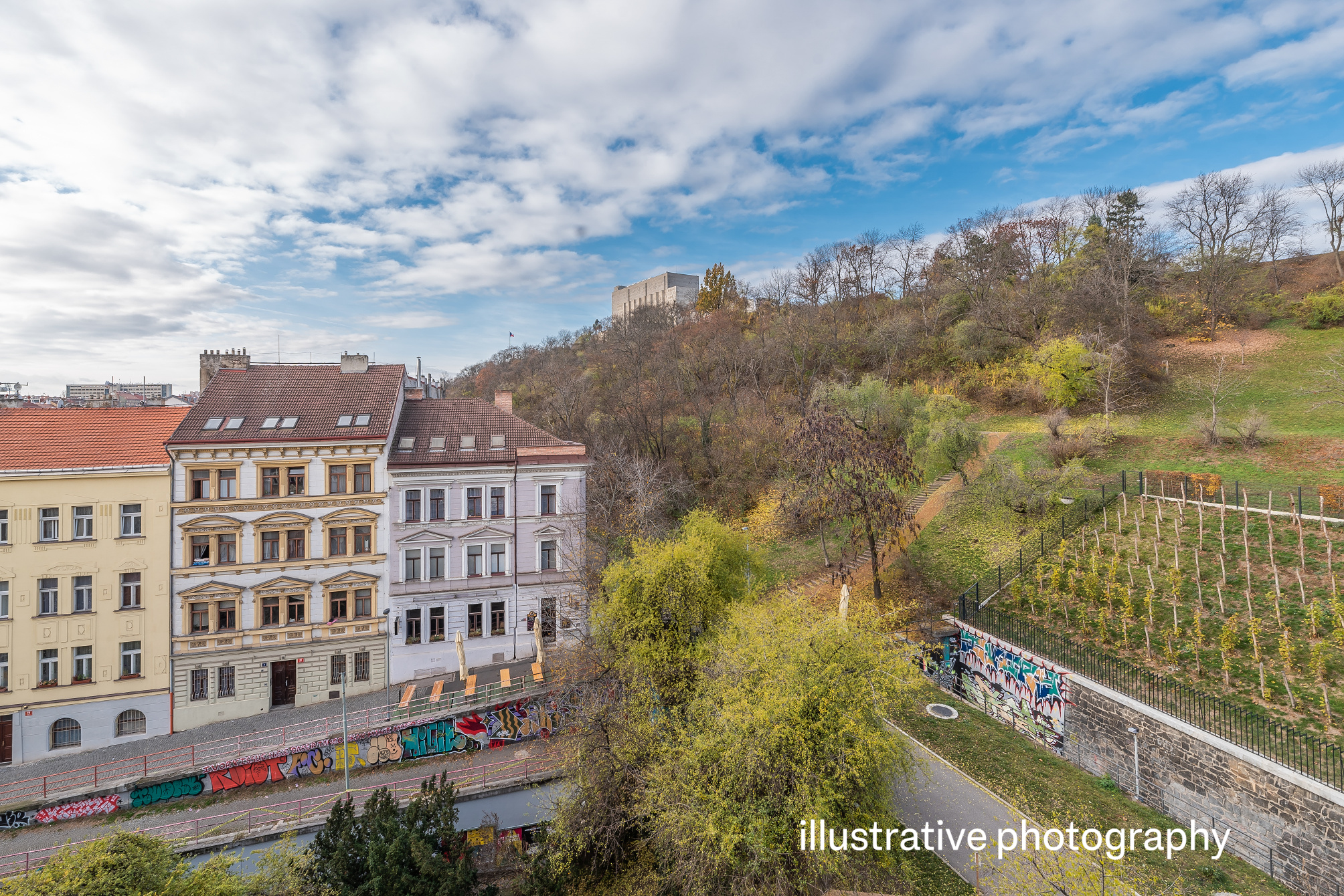 Administrative building used as a hostel with 27 rooms and a valid building permit to increase the usable area by 272 m²