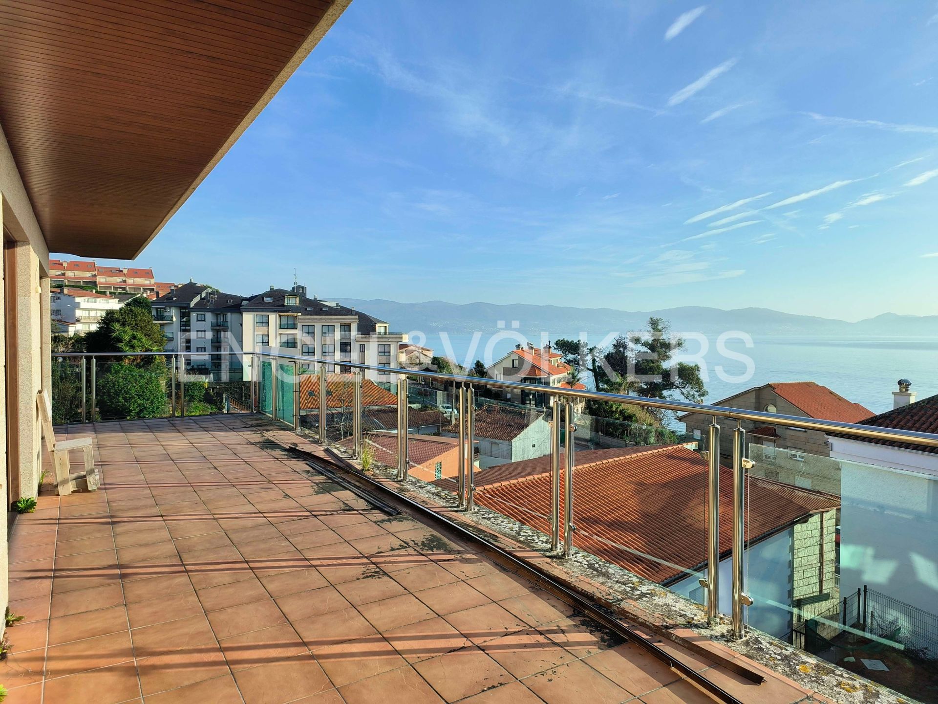 Casa sin terminar con terraza y vistas en Sanxenxo