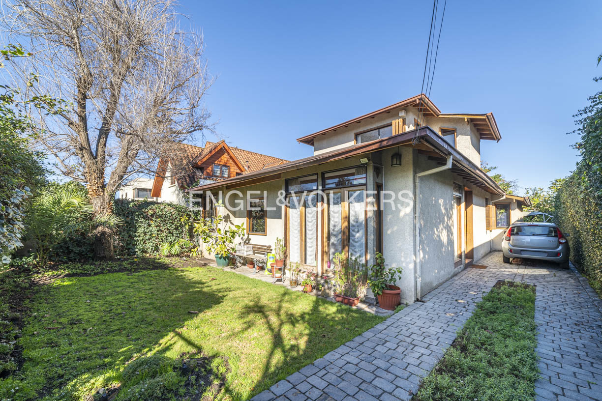 Preciosa casa con amplio terreno en la Reina