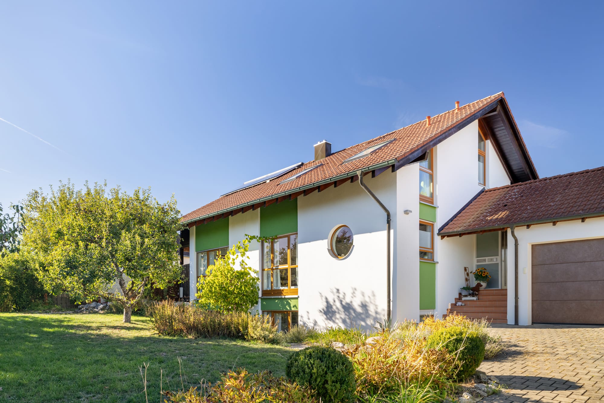 Licht aus drei Richtungen: Einfamilienhaus mit Garten am Feldrand bei Ehingen