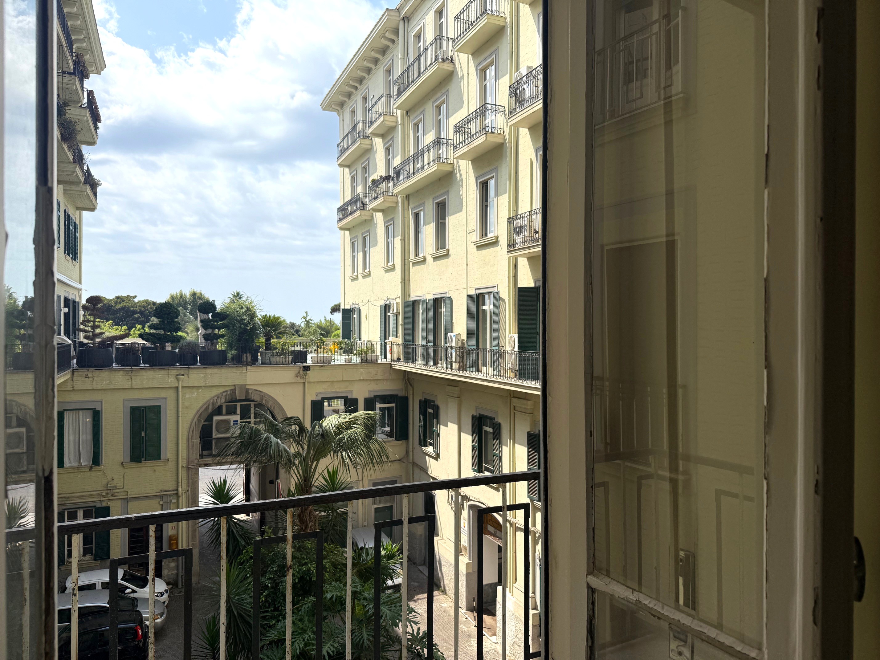The convenience of Chiaia: 100 sqm to customize in a strategic location